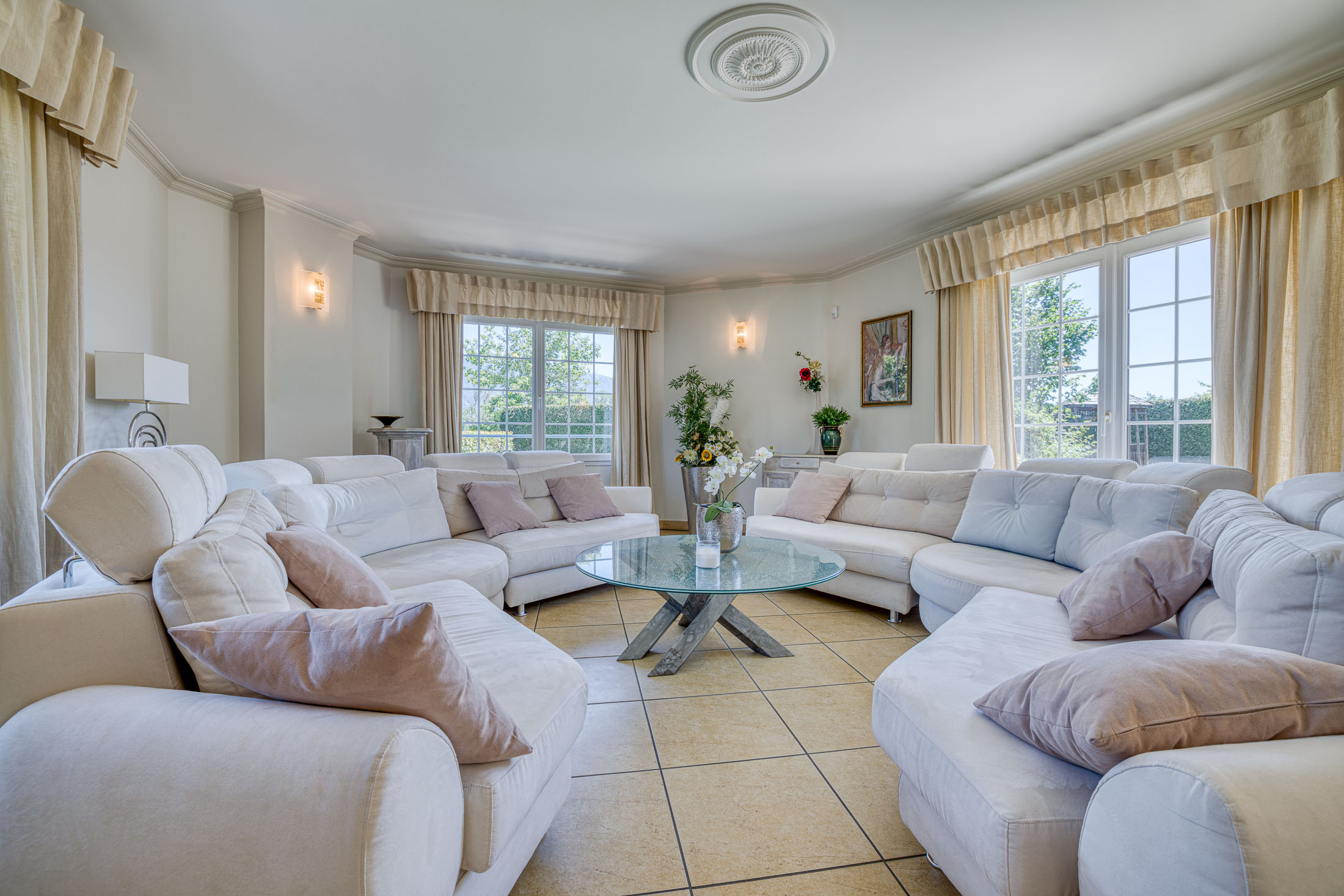 Nestled between lake and mountains, an outstanding family estate with swimming … - 物件實景