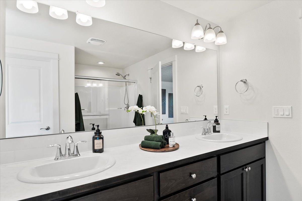 Redmond, Oregon, 97756, United States, 4 Bedrooms Bedrooms, ,3 BathroomsBathrooms,Residential,For Sale,1947961