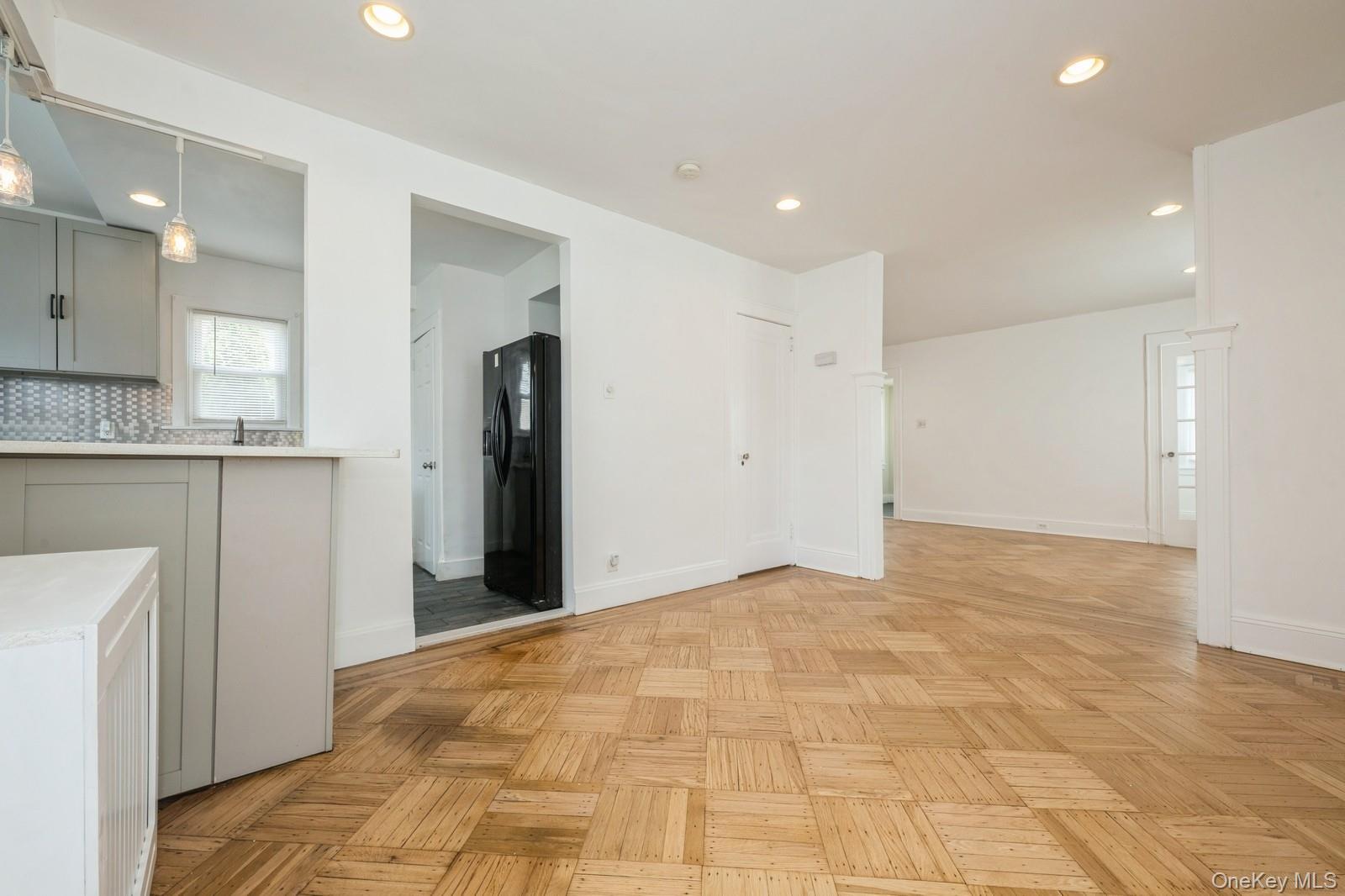 Queens Village, New York, 11429, United States, 3 Bedrooms Bedrooms, ,2 BathroomsBathrooms,Residential,For Sale,1902128