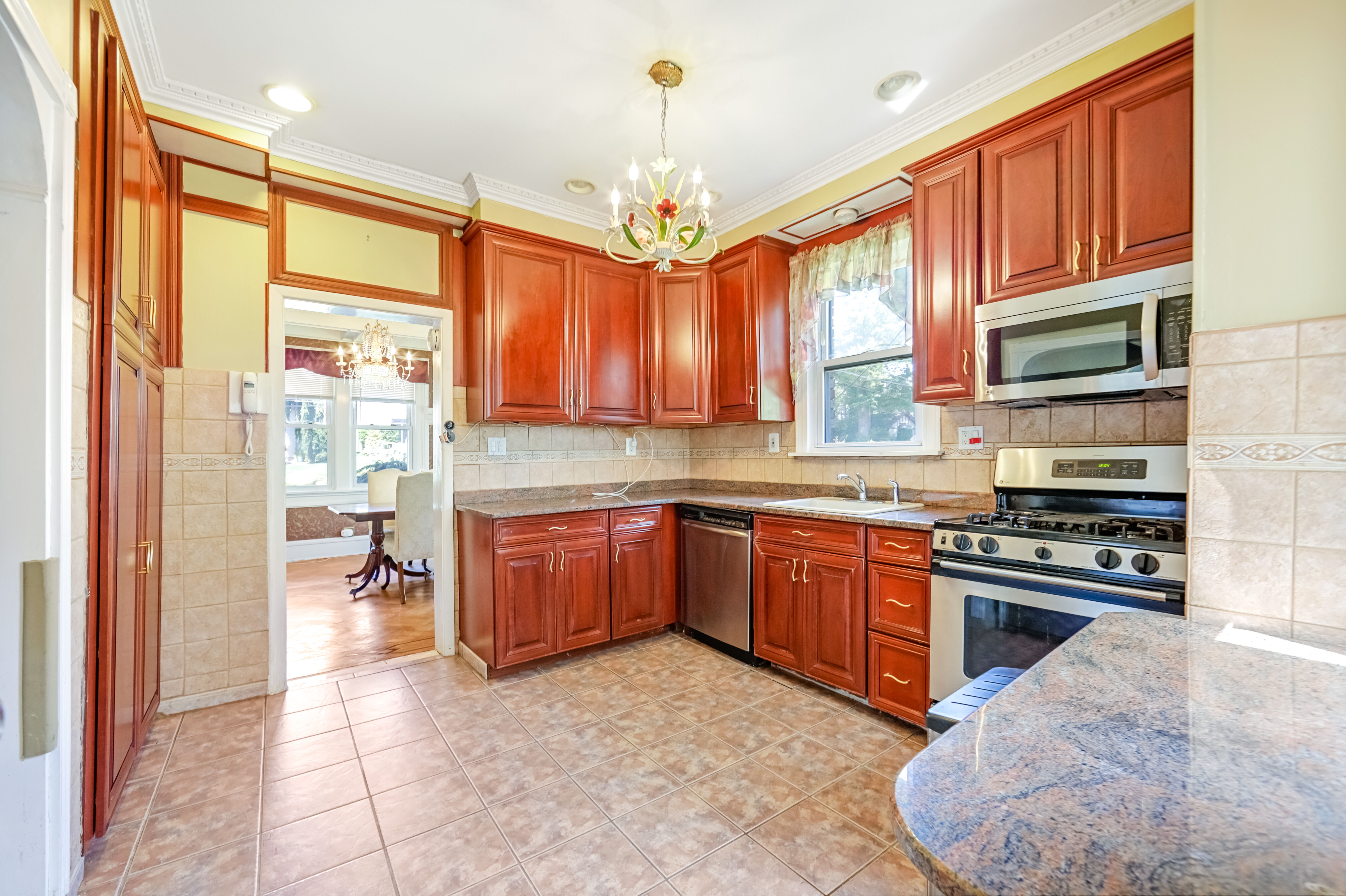 Cliffside Park, New Jersey, 07010, United States, 3 Bedrooms Bedrooms, ,3 BathroomsBathrooms,Residential,For Sale,1980135