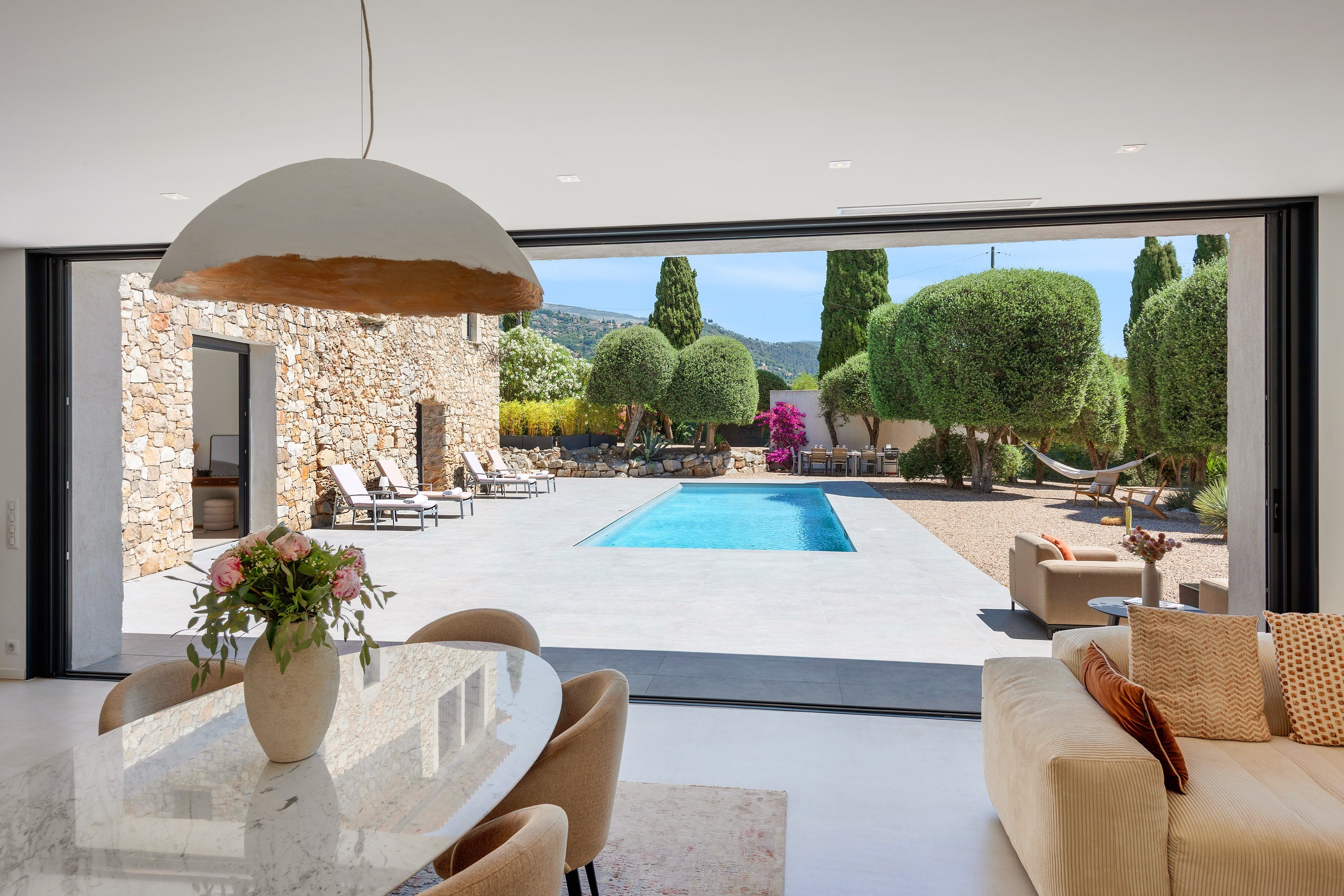  French Riviera estate combining modern architecture and historic stone charm - 物件實景