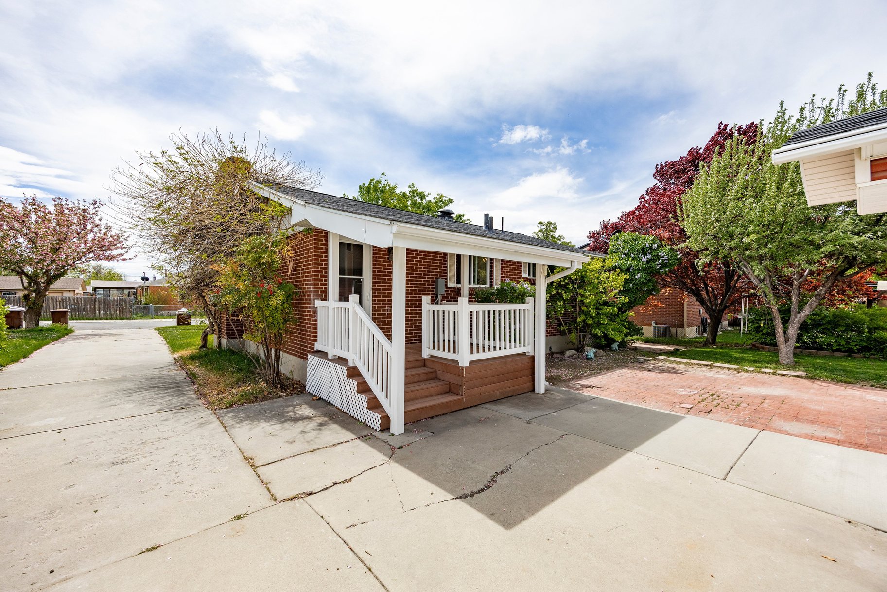  Charming Home with Detached Garage - 物件實景