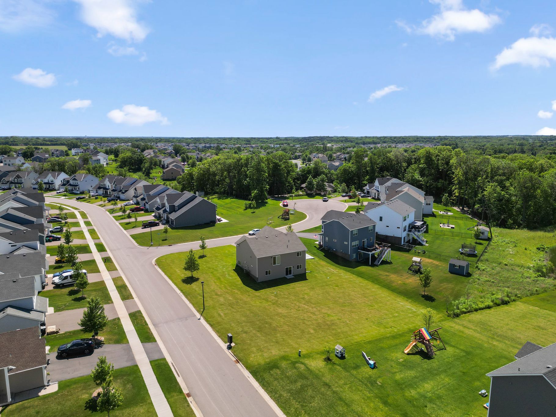  Spacious Walkout Living on a Prime Corner Lot - 物件實景