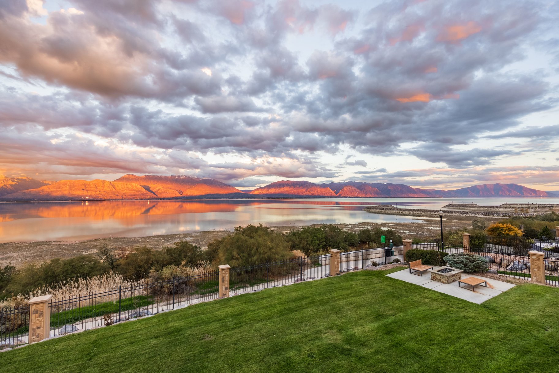  Modern Lakefront Retreat with Breathtaking Lake and Mountain Views - 物件實景