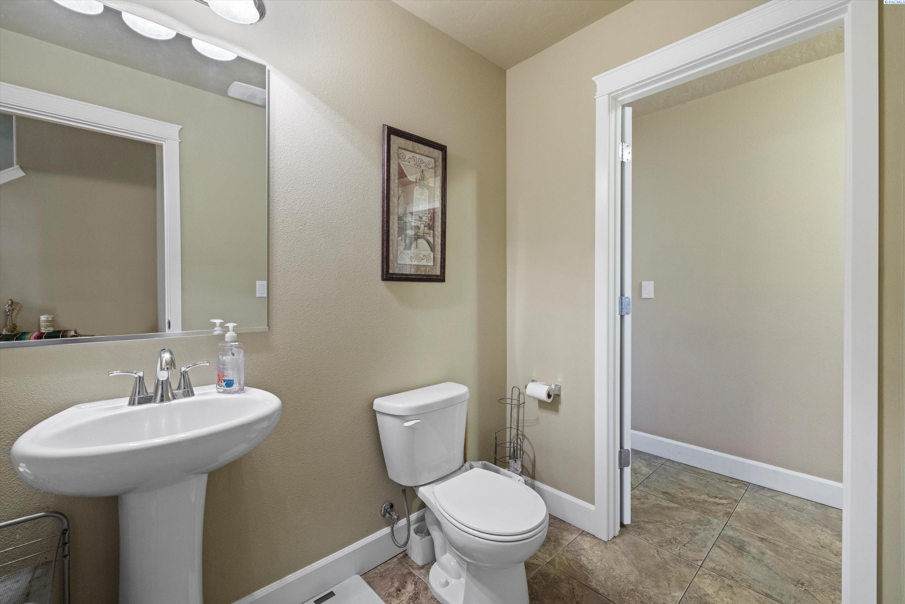 Pasco, Washington, 99301, United States, 6 Bedrooms Bedrooms, ,3 BathroomsBathrooms,Residential,For Sale,1705184