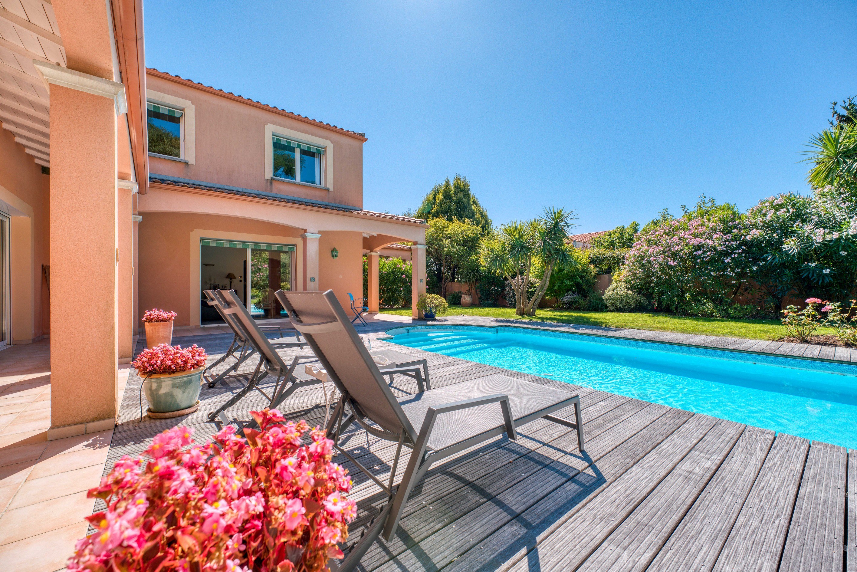  Exceptional Contemporary Villa with Pool and Premium Features - 物件實景