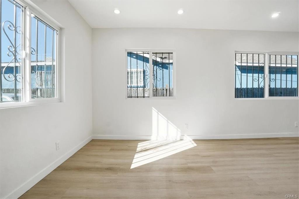 Los Angeles, California, 90003, United States, 5 Bedrooms Bedrooms, ,Residential,For Sale,2007748