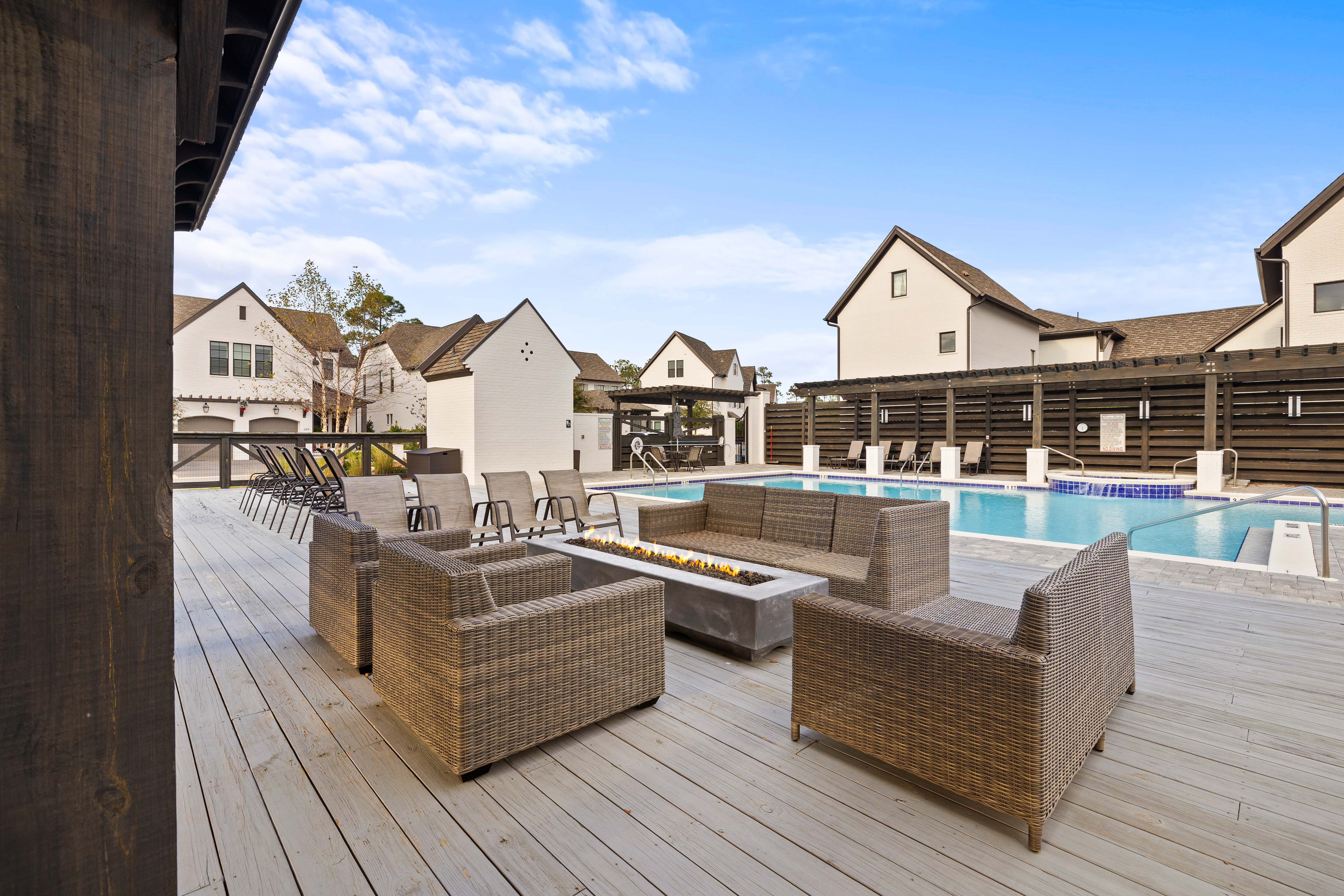  Multi-Level Refined Coastal Home In Gated Community Near Beach Access - 物件實景