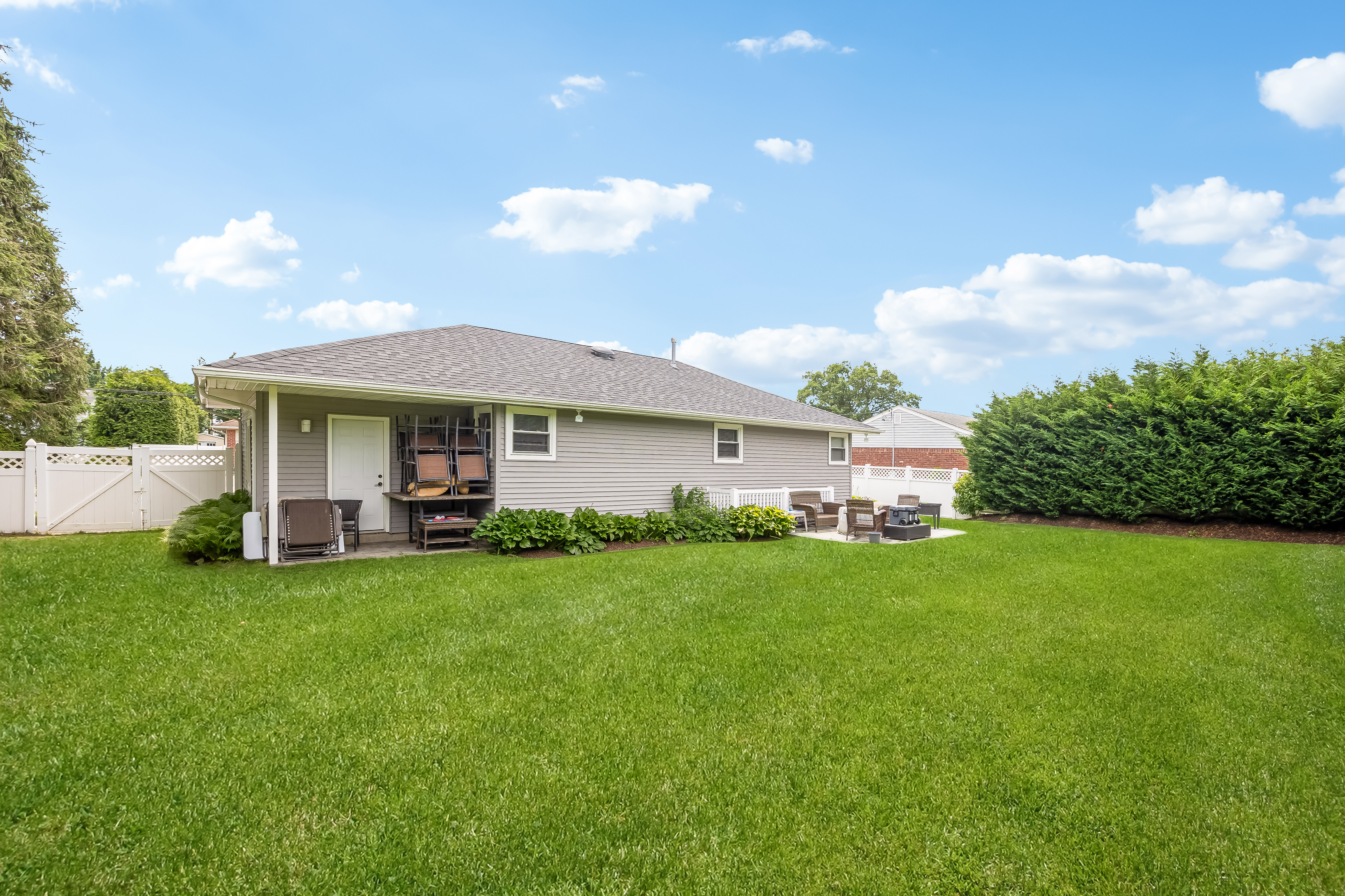 Deer Park, New York, 11729, United States, 3 Bedrooms Bedrooms, ,2 BathroomsBathrooms,Residential,For Sale,1915383