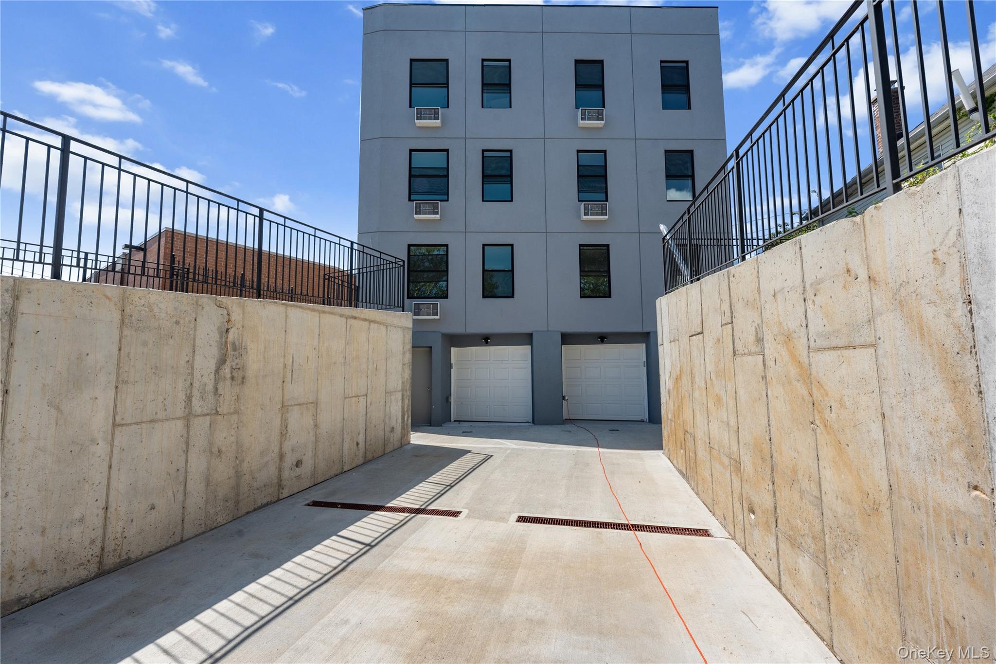 Bronx, New York, 10469, United States, 7 Bedrooms Bedrooms, ,5 BathroomsBathrooms,Residential,For Sale,1973799