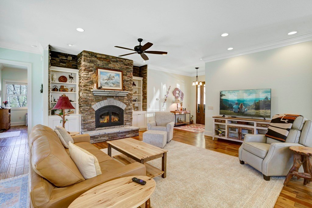 Hiawassee, Georgia, 30546, United States, 3 Bedrooms Bedrooms, ,5 BathroomsBathrooms,Residential,For Sale,1792070