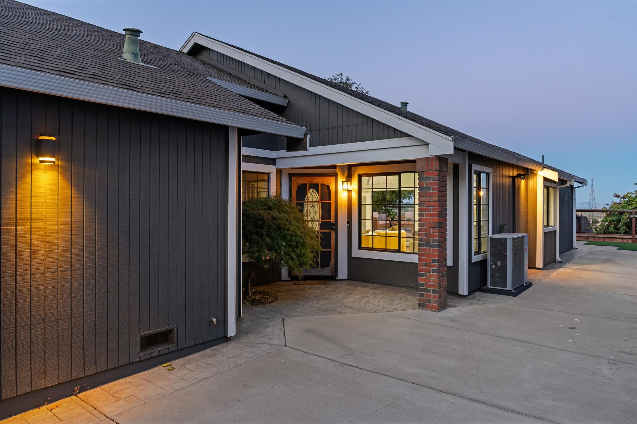  Beautifully Updated Home with Stunning Water Views - 物件實景