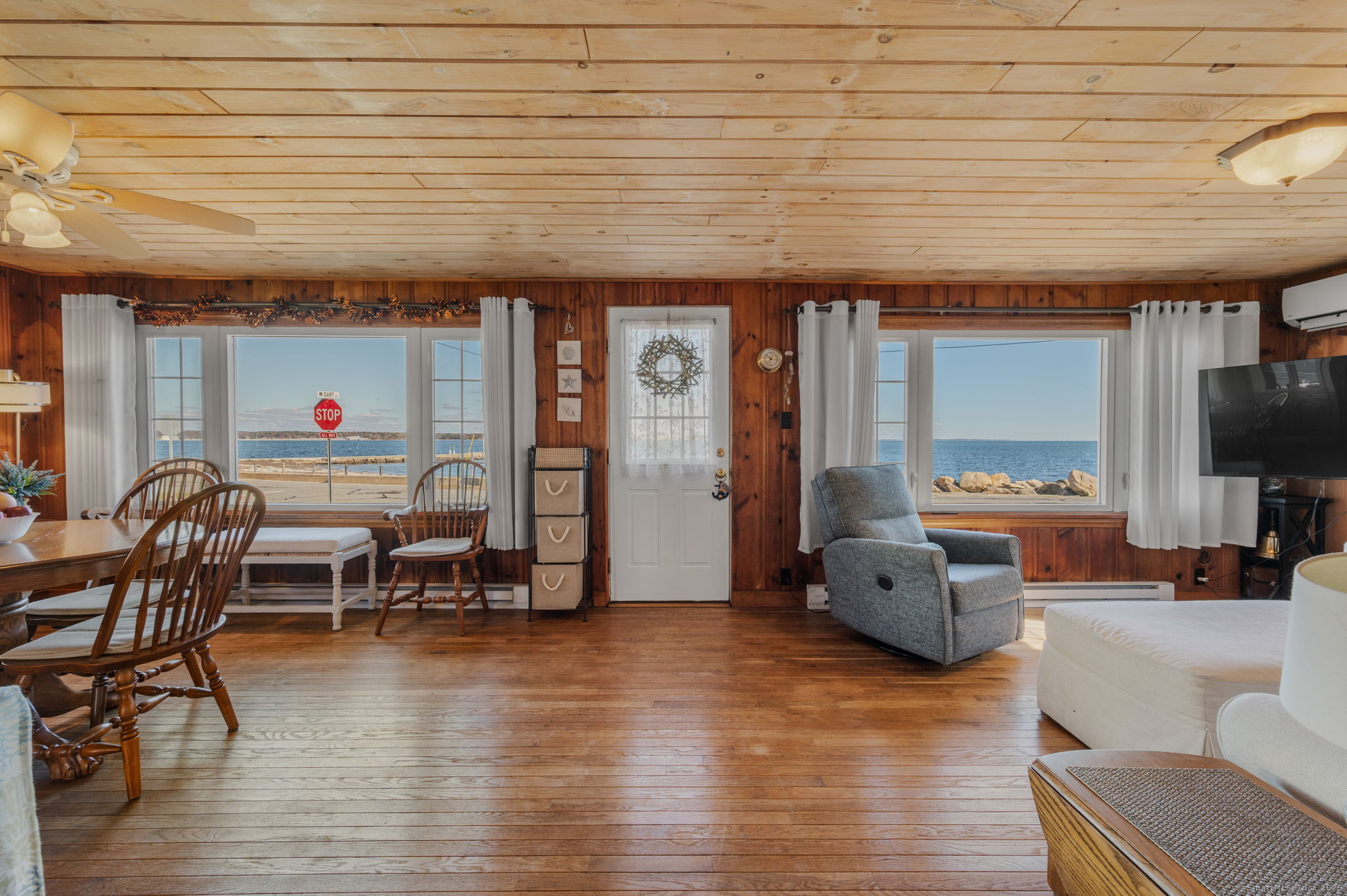 East Lyme, Connecticut, 06357, United States, 3 Bedrooms Bedrooms, ,1 BathroomBathrooms,Residential,For Sale,1987799