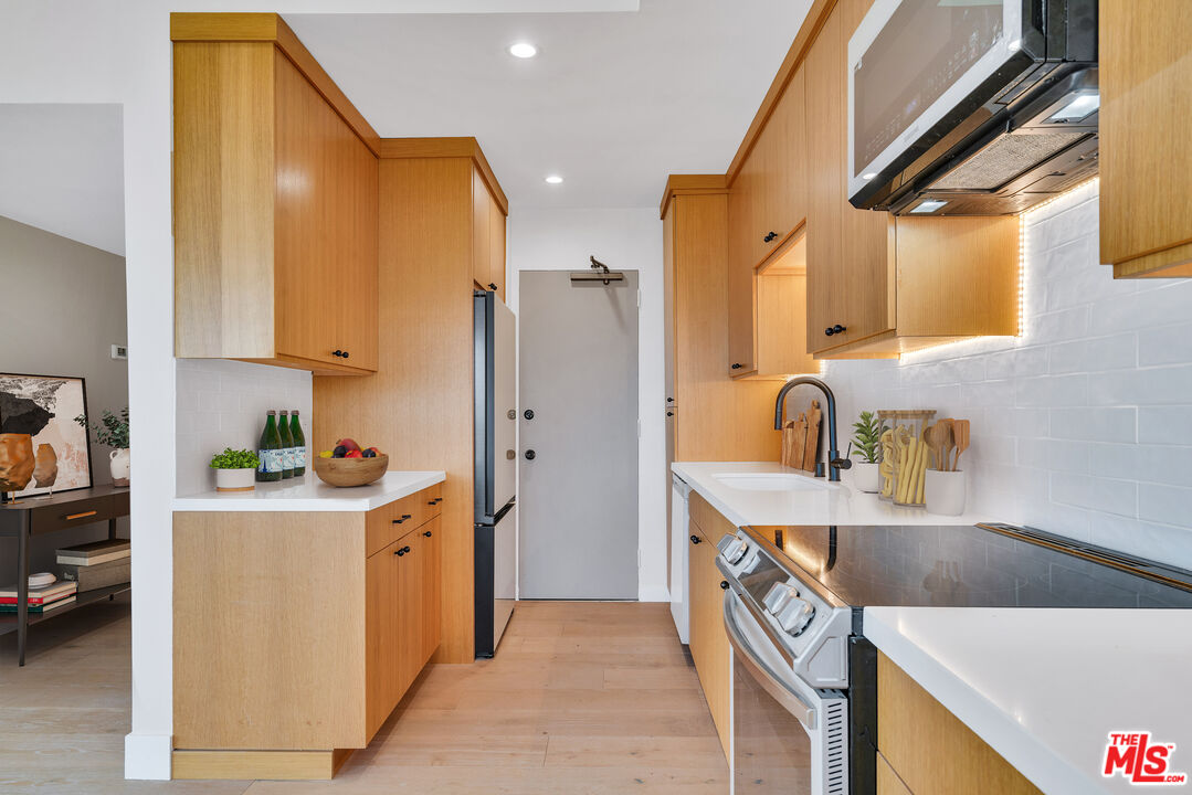 Los Angeles, California, 90024, United States, 2 Bedrooms Bedrooms, ,2 BathroomsBathrooms,Residential,For Sale,1891333