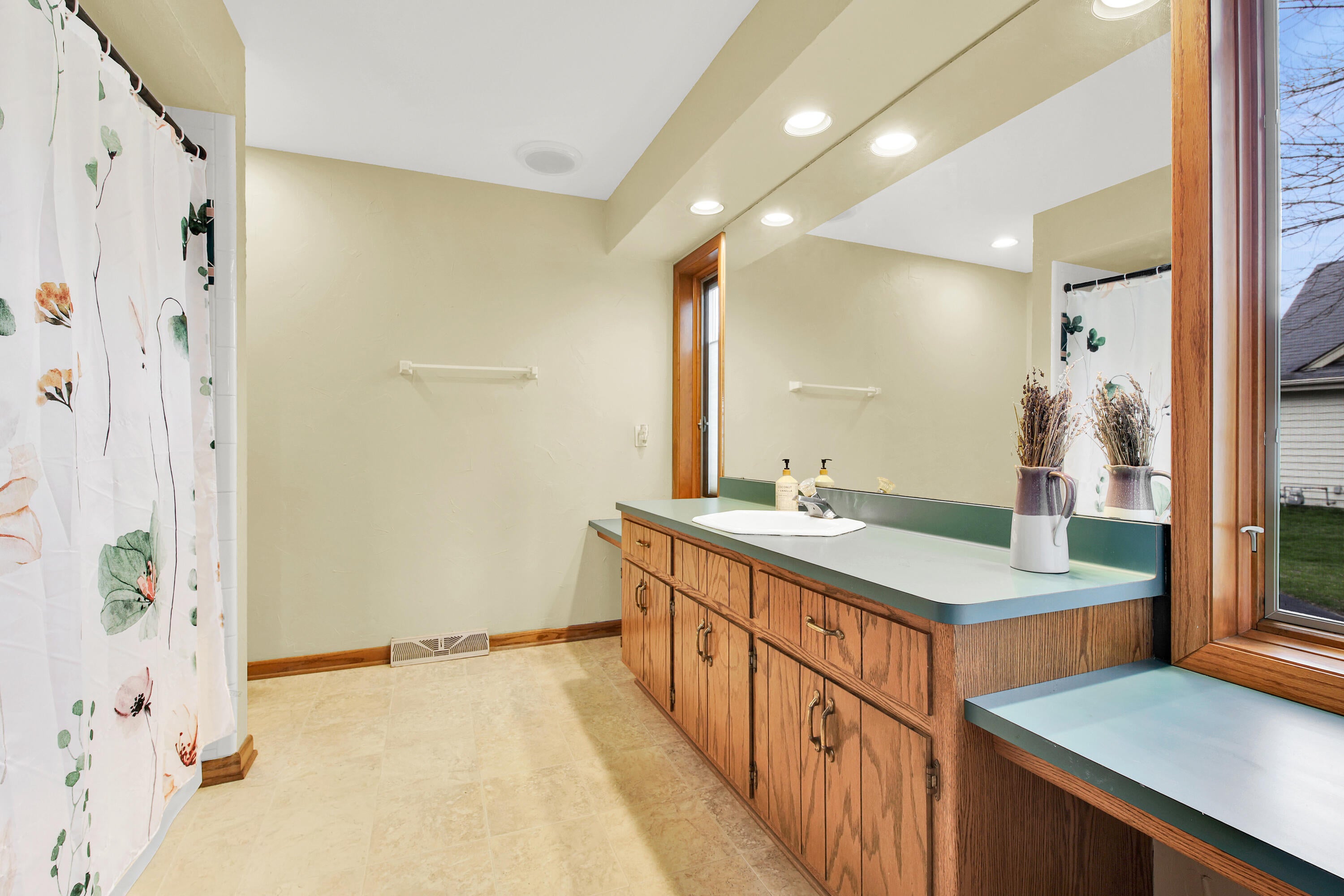 Muskego, Wisconsin, 53150, United States, 3 Bedrooms Bedrooms, ,3 BathroomsBathrooms,Residential,For Sale,2048106