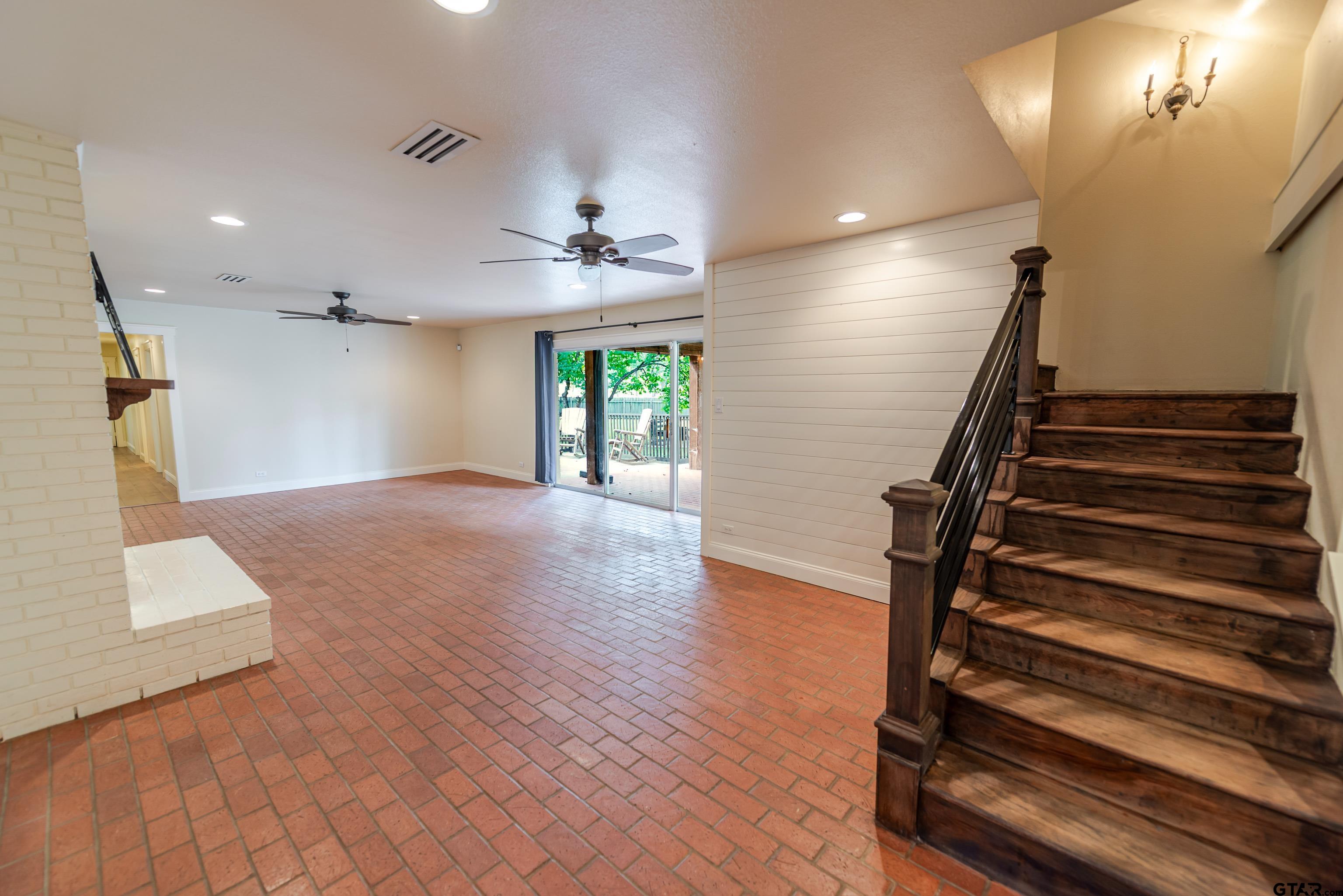 Mount Pleasant, Texas, 75455, United States, 5 Bedrooms Bedrooms, ,4 BathroomsBathrooms,Residential,For Sale,2010785