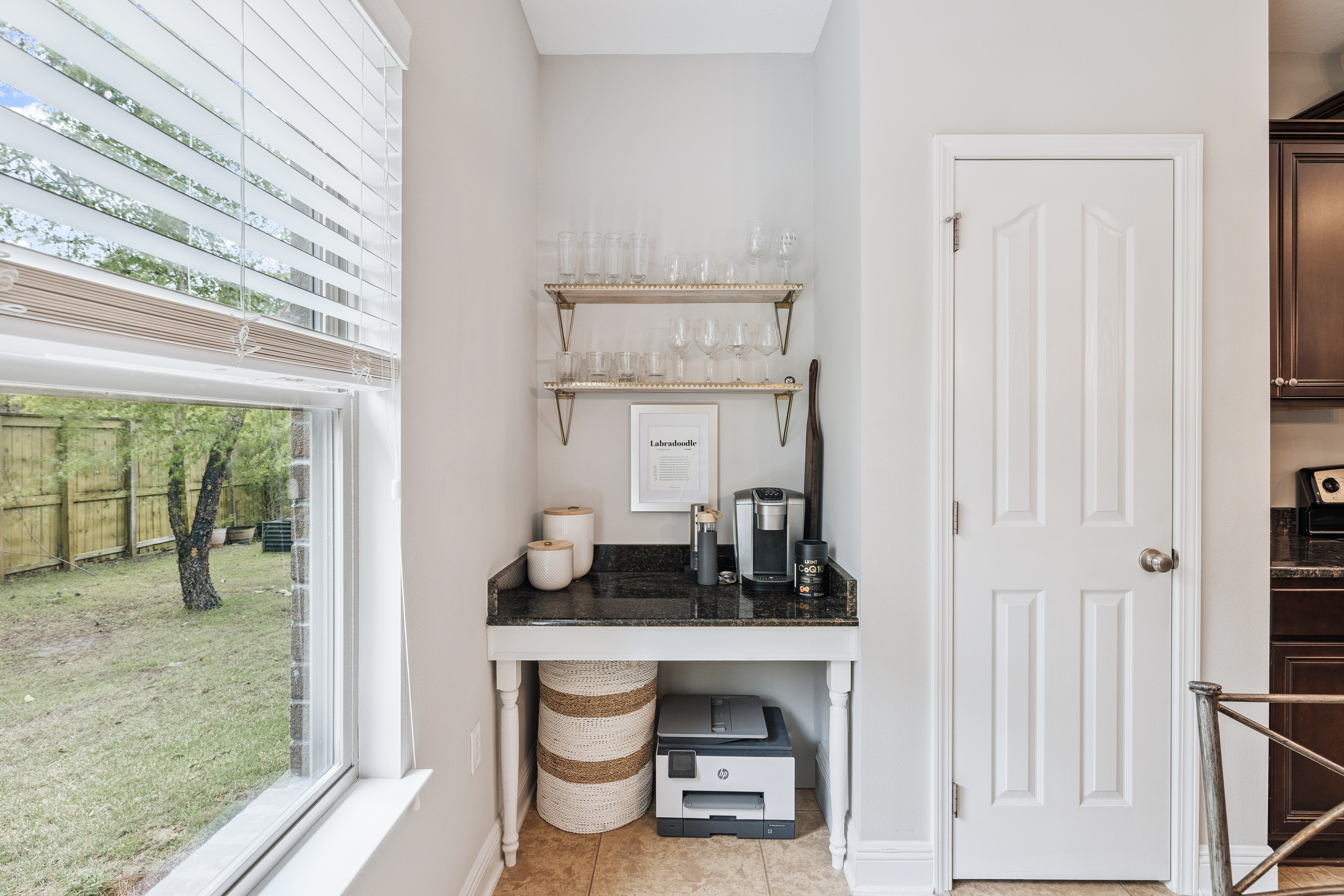  Immaculate, Spacious Single-Level Living Home with Screened Outdoor Living - 物件實景