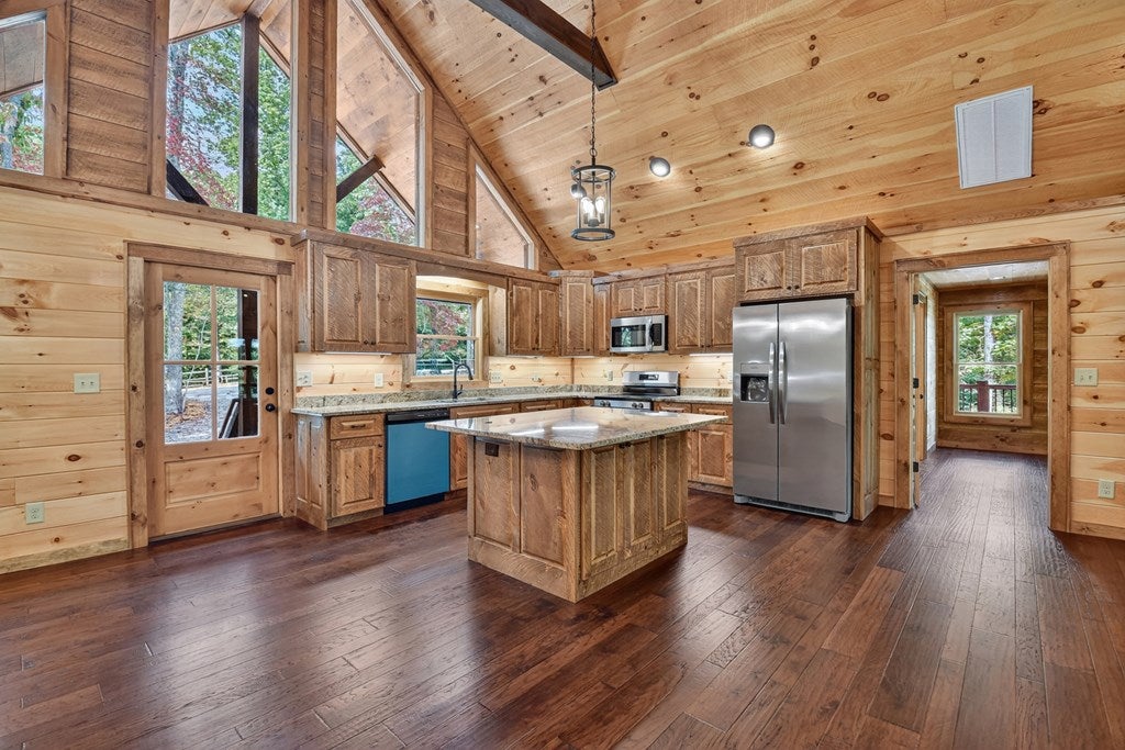 Mineral Bluff, Georgia, 30559, United States, 4 Bedrooms Bedrooms, ,3 BathroomsBathrooms,Residential,For Sale,1953348