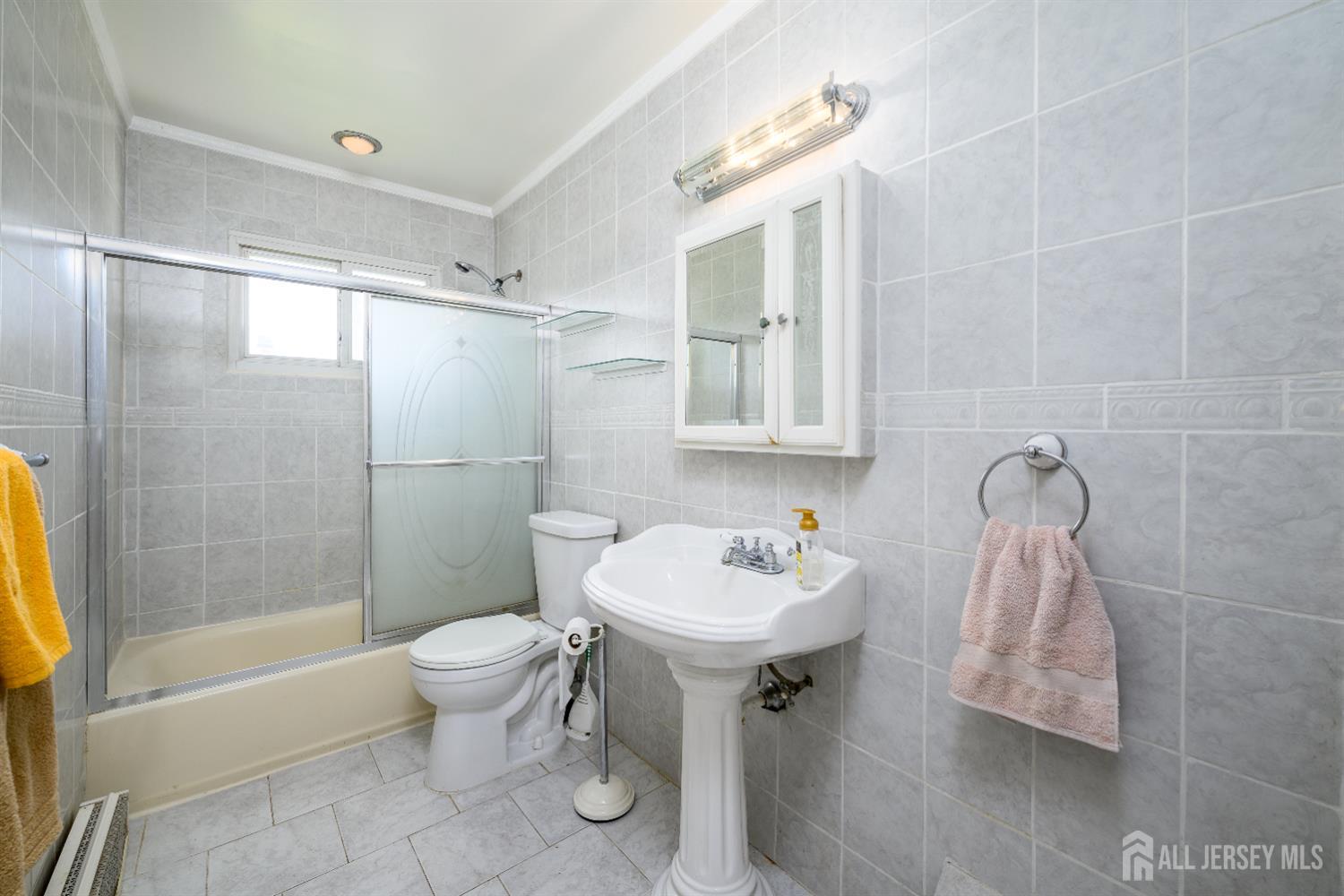 Colonia, New Jersey, 07067, United States, 4 Bedrooms Bedrooms, ,2 BathroomsBathrooms,Residential,For Sale,1961798