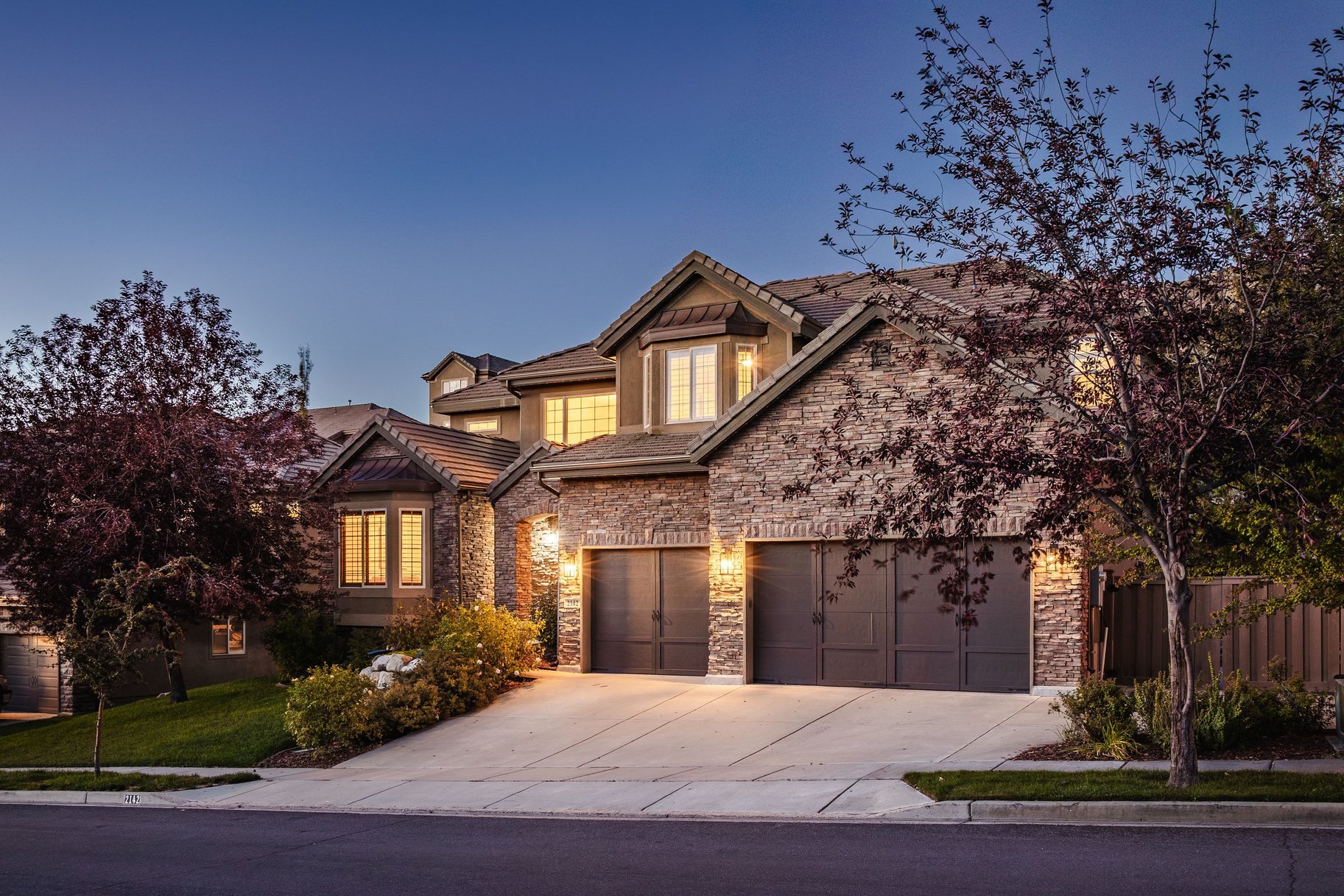 Nearly 7,000 Square Feet with a Stunning Backyard Water Feature - 物件實景