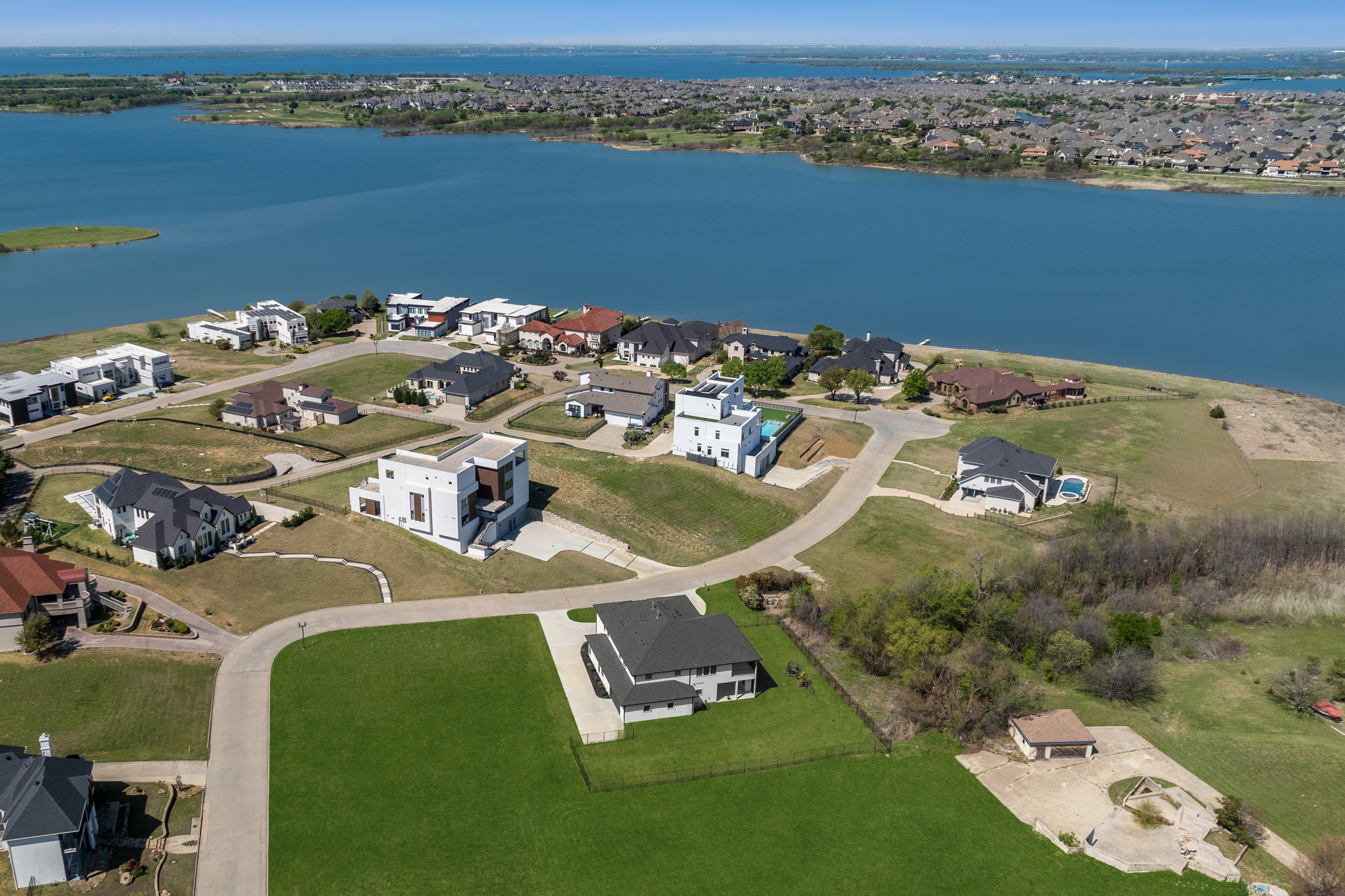  Modern Luxury with Two Private Primary Suites in Gated Waters Edge - 物件實景