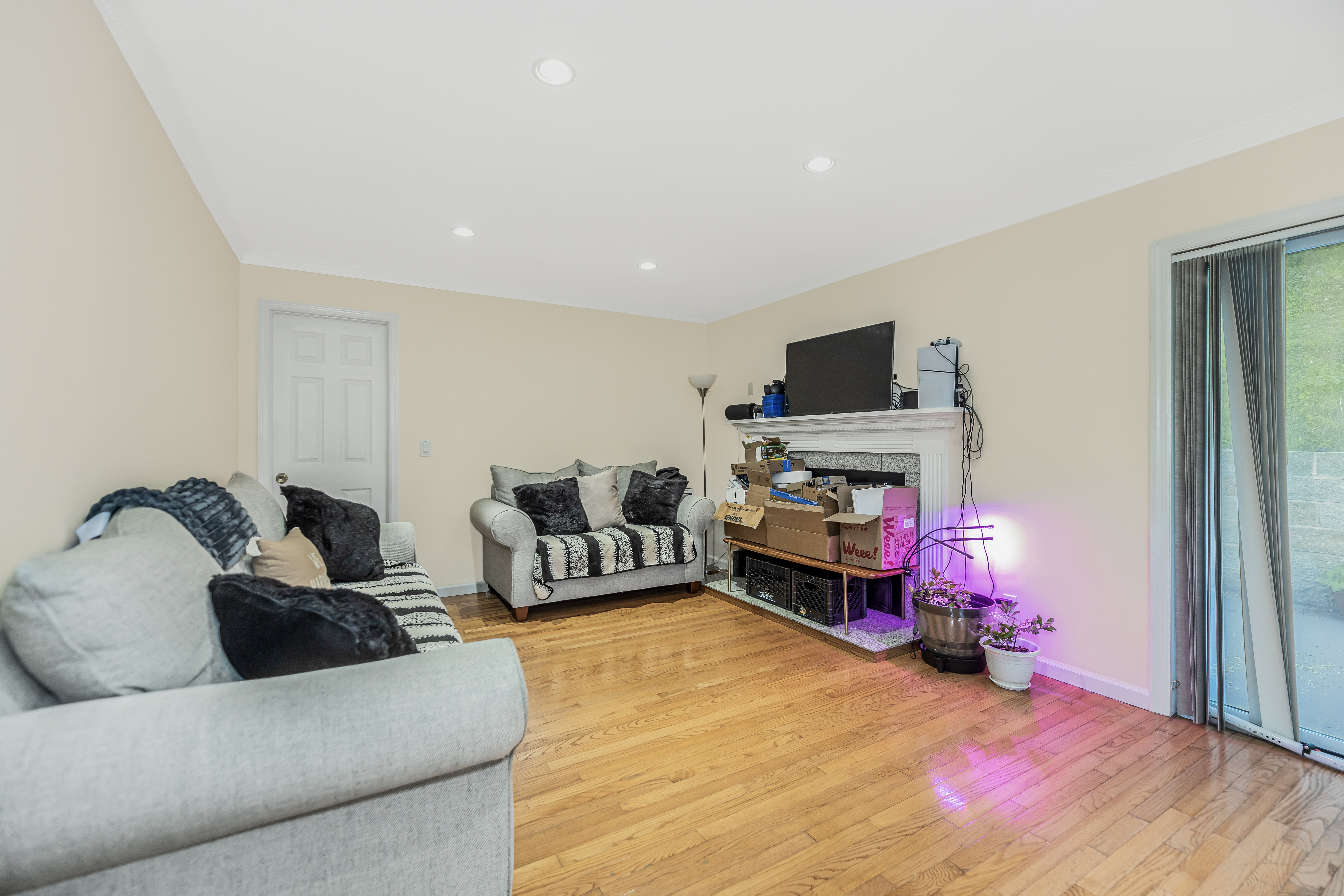 Yonkers, New York, 10703, United States, 4 Bedrooms Bedrooms, ,2 BathroomsBathrooms,Residential,For Sale,1825129