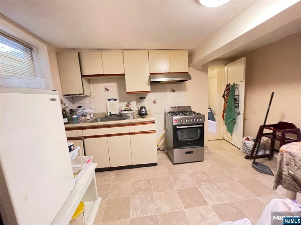 Newark, New Jersey, 07105, United States, 7 Bedrooms Bedrooms, ,4 BathroomsBathrooms,Residential,For Sale,1984618