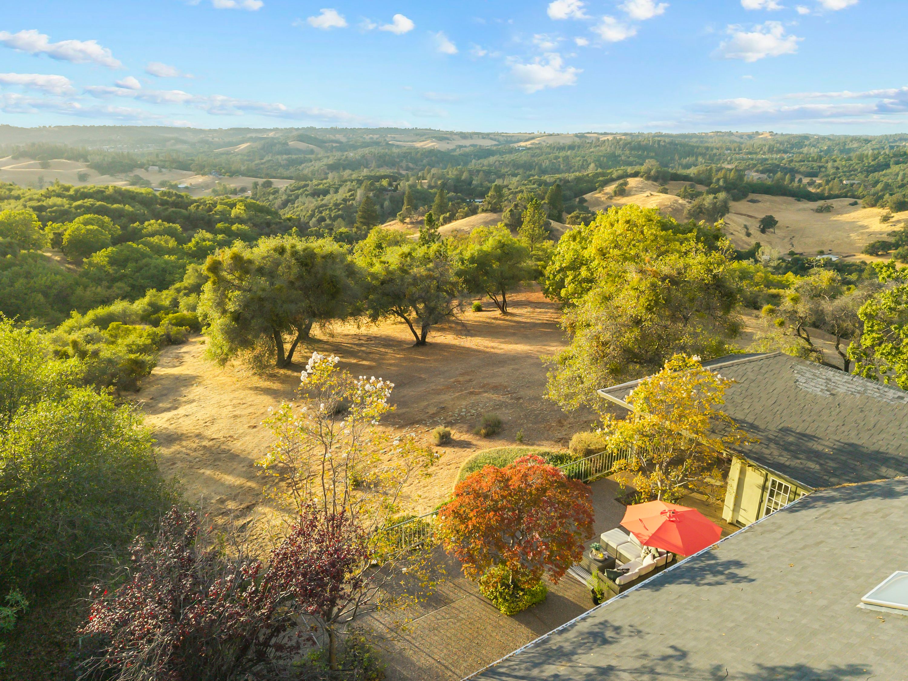  Sweeping Views. Gated Privacy. Minutes from Town - 物件實景