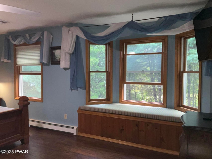 Milford, Pennsylvania, 18337, United States, 3 Bedrooms Bedrooms, ,3 BathroomsBathrooms,Residential,For Sale,1981276