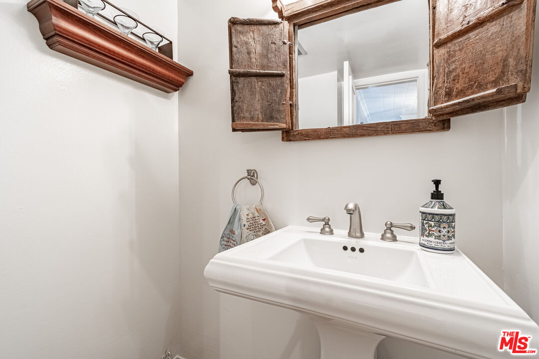 Los Angeles, California, 90004, United States, 2 Bedrooms Bedrooms, ,3 BathroomsBathrooms,Residential,For Sale,1940175