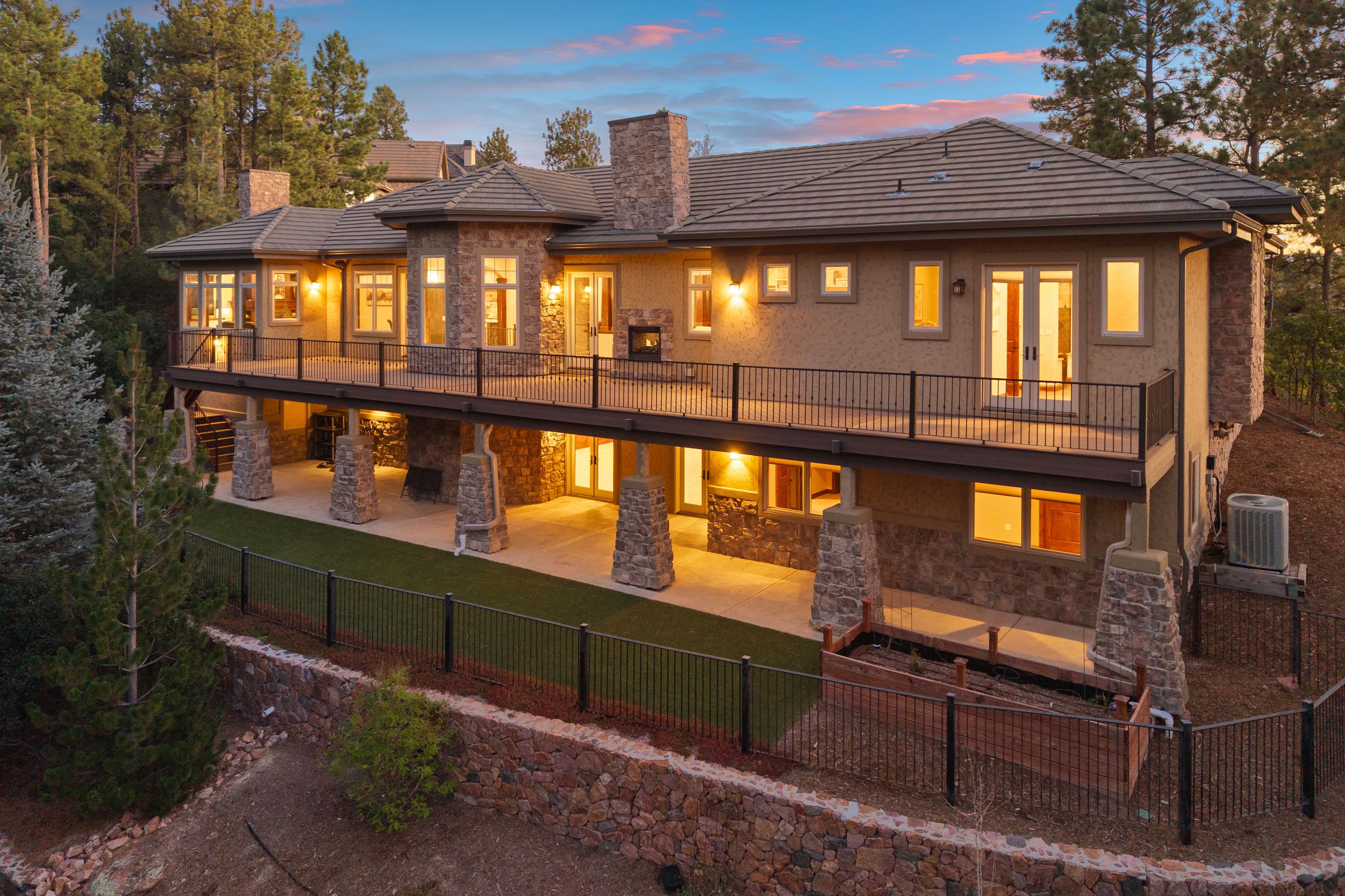  Spectacular custom ranch with a walk-out finished basement - 物件實景