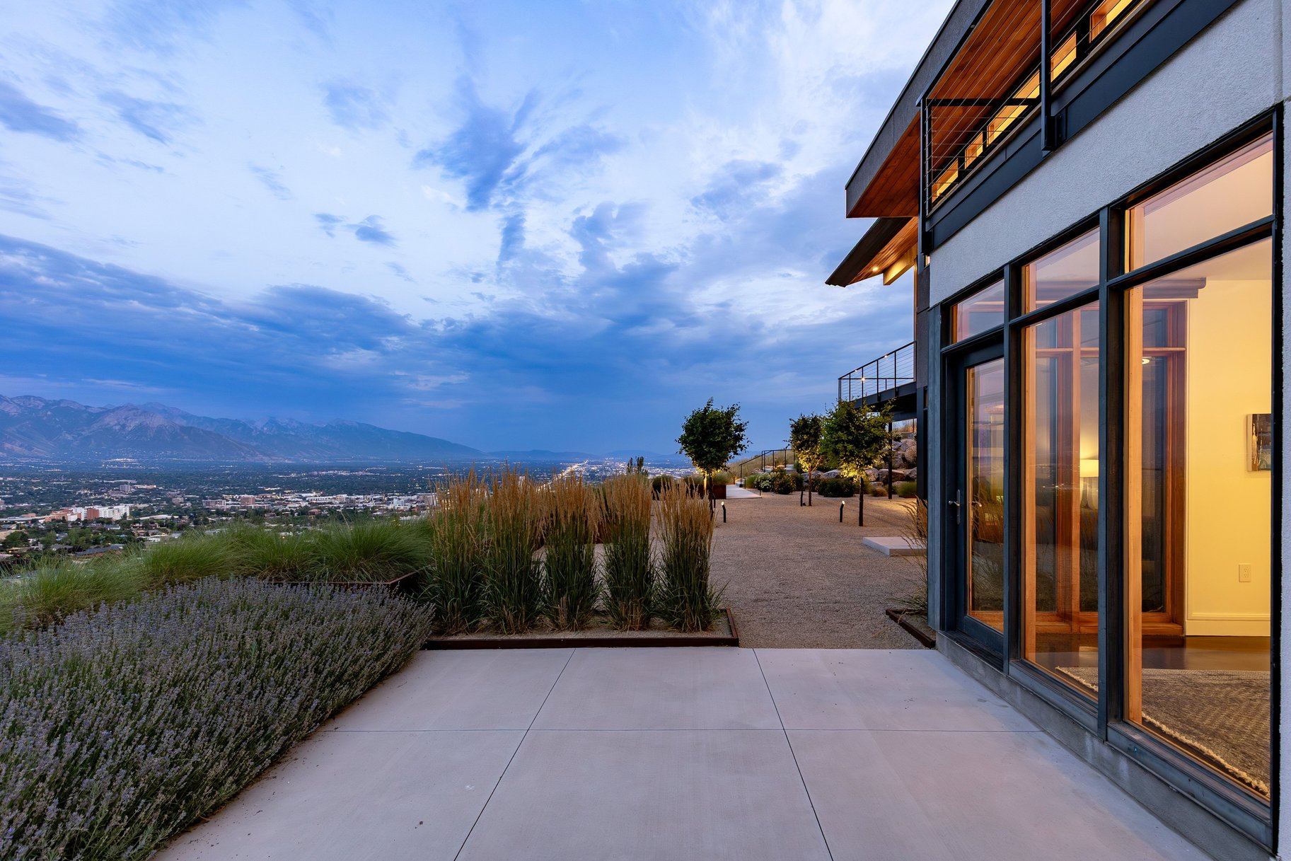  Stunning Contemporary Home with Commanding Views - 物件實景