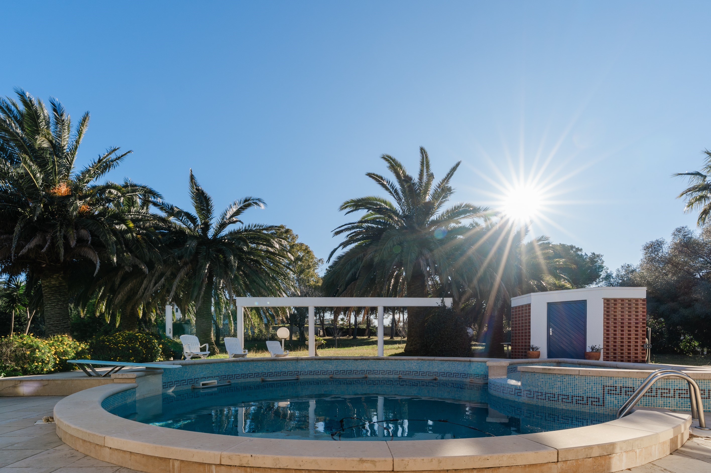  Single-storey living between sea and town - swimming pool - 物件實景