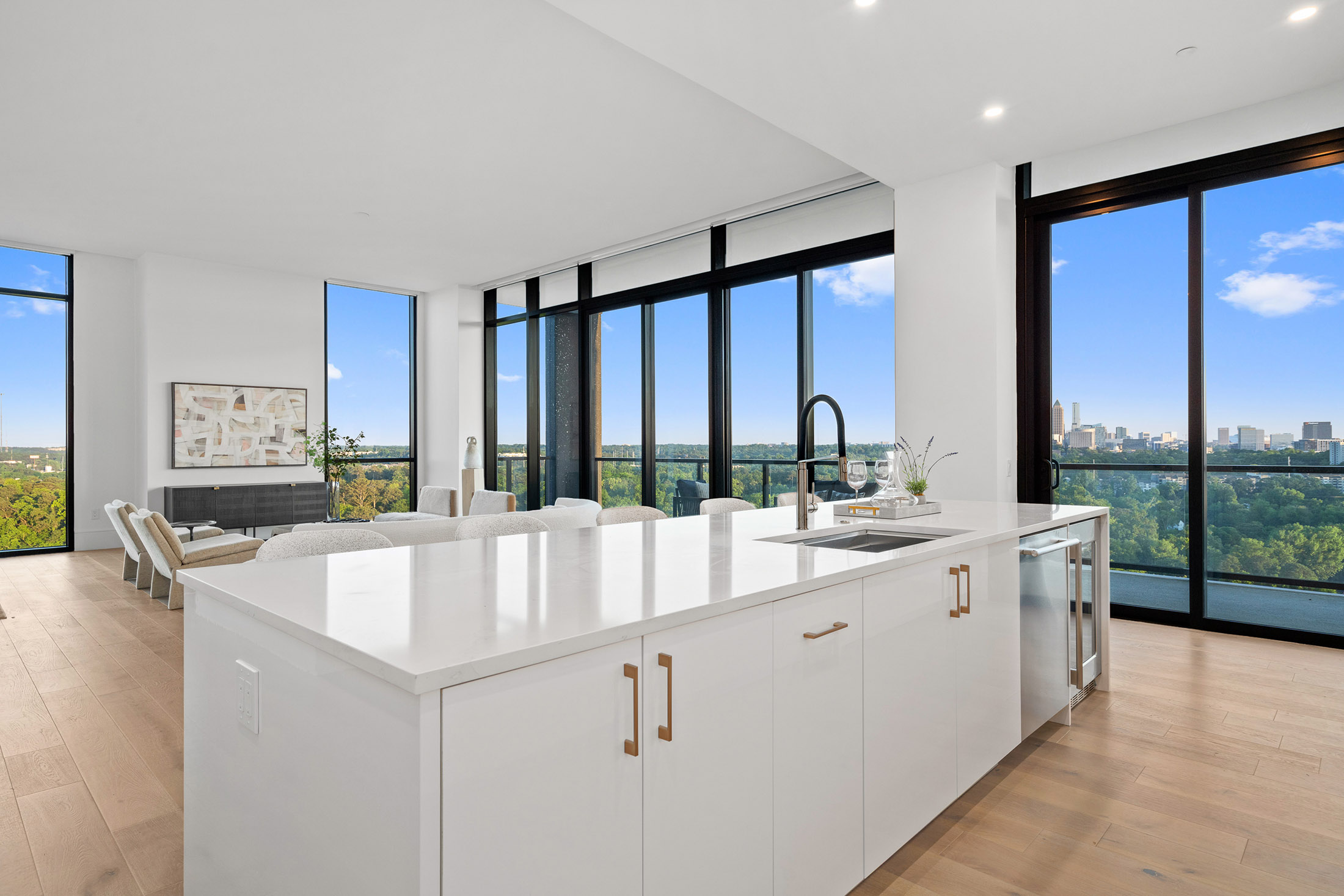  Stunning 17th Floor Corner Unit with Architectural Upgrades - 物件實景