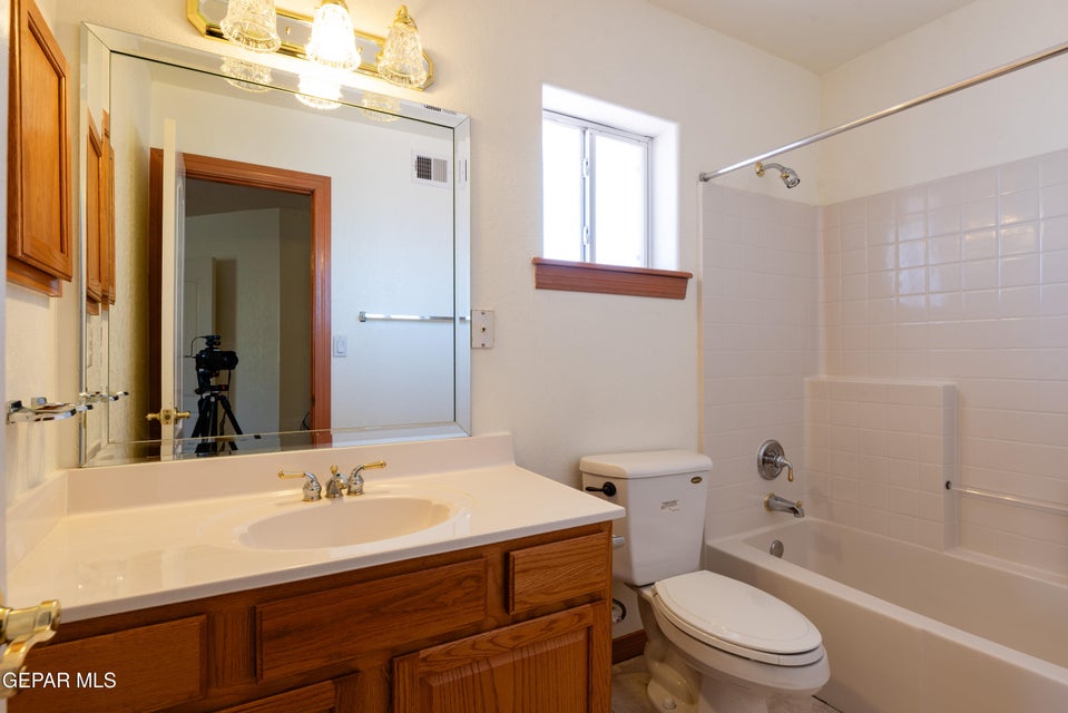 El Paso, Texas, 79934, United States, 4 Bedrooms Bedrooms, ,4 BathroomsBathrooms,Residential,For Sale,1978483