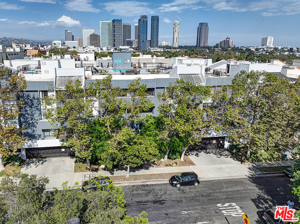 Los Angeles, California, 90025, United States, 3 Bedrooms Bedrooms, ,3 BathroomsBathrooms,Residential,For Sale,1947986