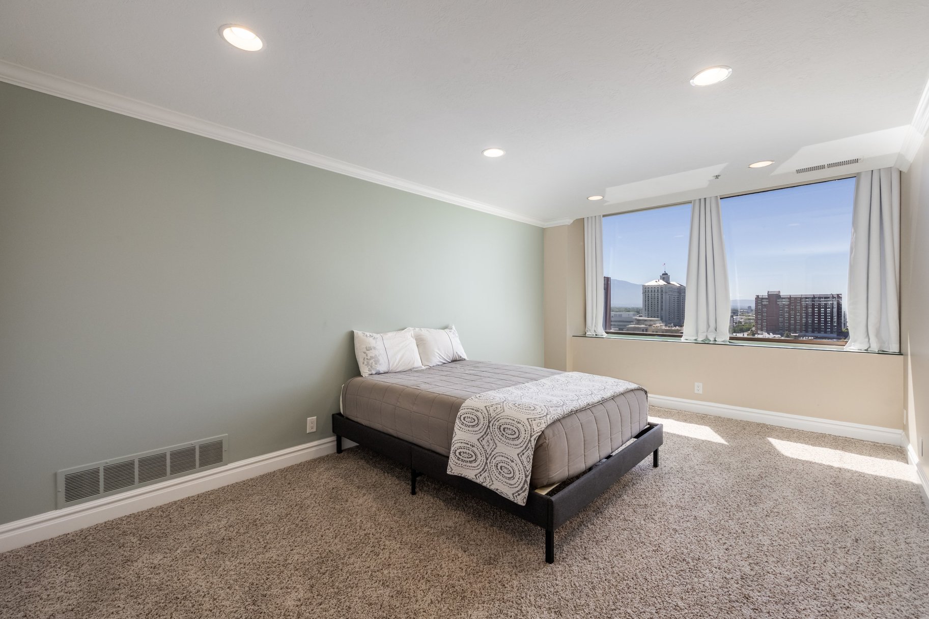  2-Bed Luxury Condo w/ Skyline Views — American Towers - 物件實景