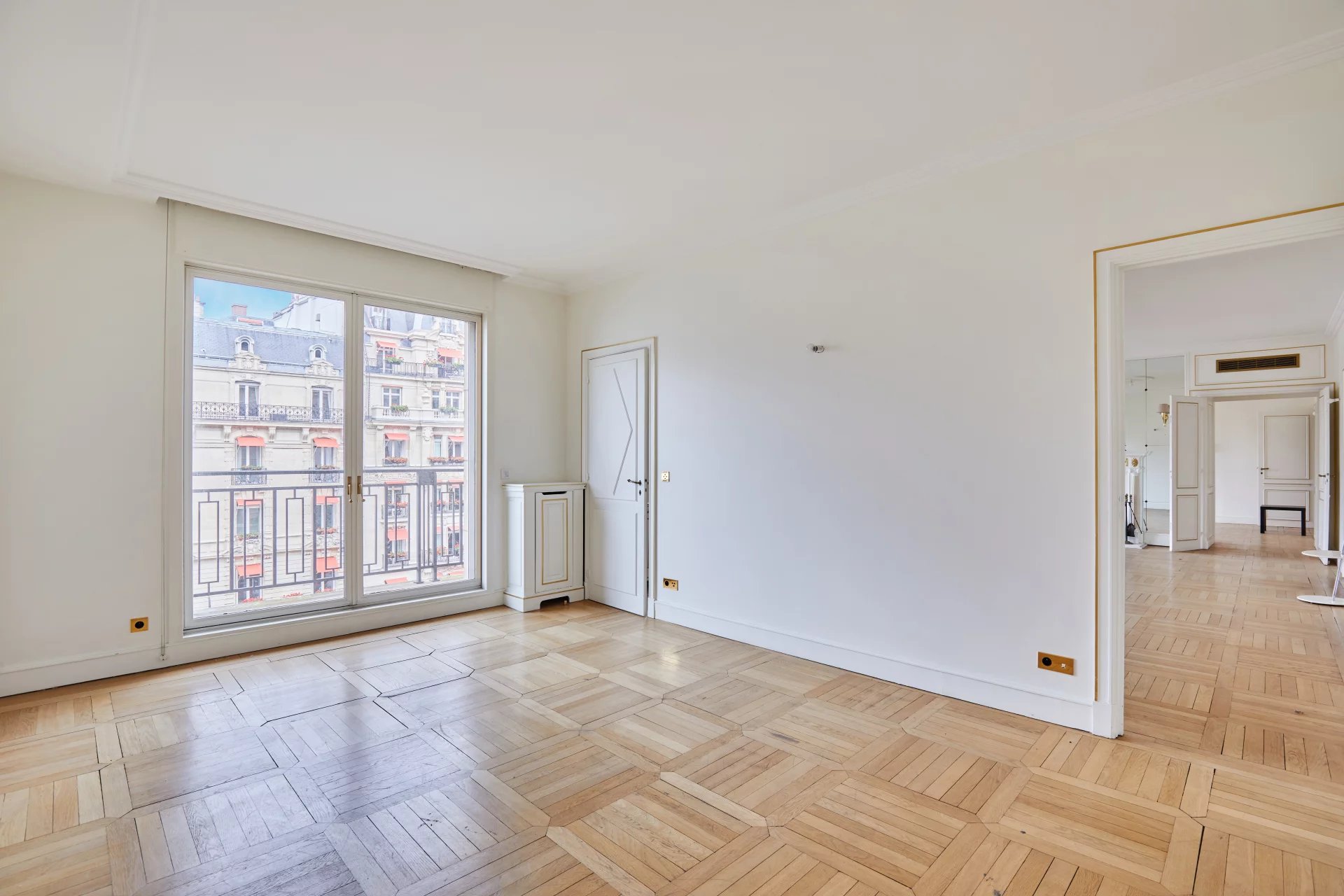Paris 8th, Île-de-France, 75008, FR, 4 Bedrooms Bedrooms, ,6 BathroomsBathrooms,Residential,For Sale,1560654
