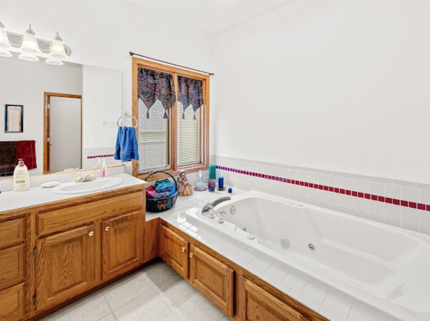 Salina, Kansas, 67401, United States, 4 Bedrooms Bedrooms, ,4 BathroomsBathrooms,Residential,For Sale,1932172