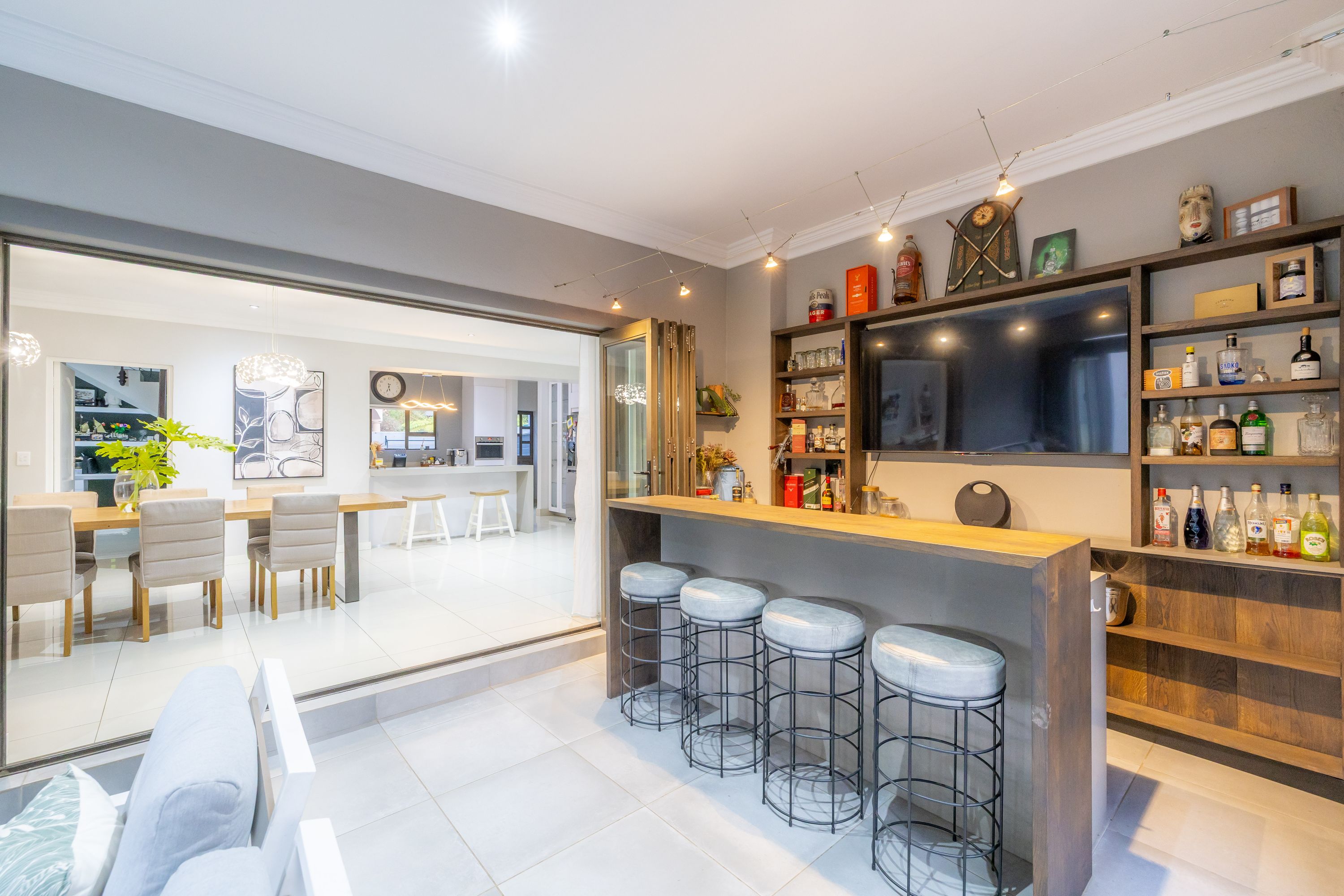  Elegant Family Home in a Secure Golf Estate - 物件實景
