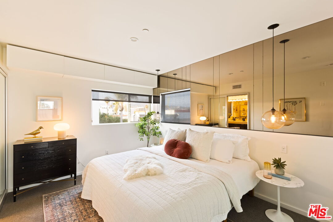 Los Angeles, California, 90038, United States, 2 Bedrooms Bedrooms, ,2 BathroomsBathrooms,Residential,For Sale,1917105