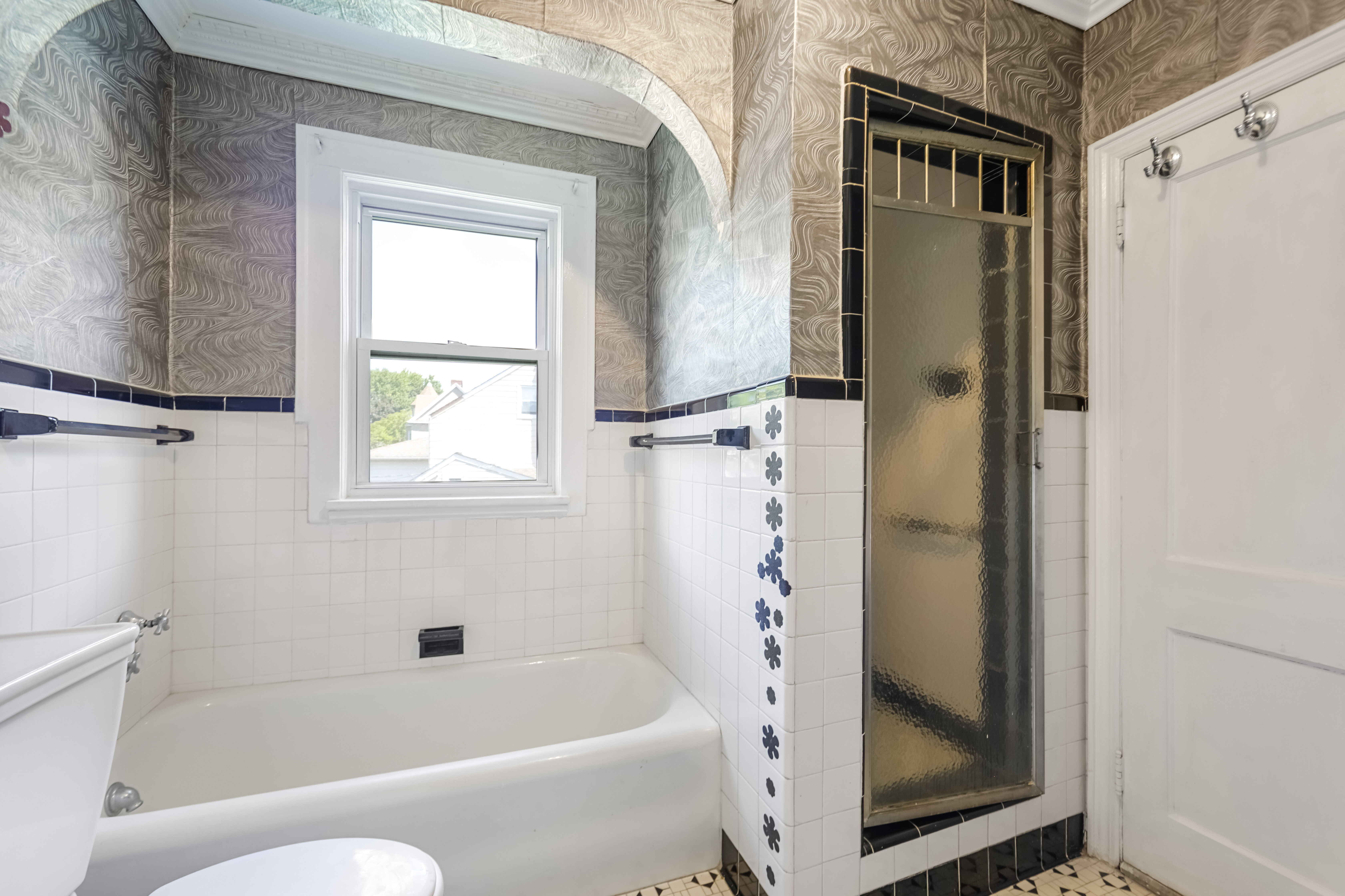 Cliffside Park, New Jersey, 07010, United States, 3 Bedrooms Bedrooms, ,3 BathroomsBathrooms,Residential,For Sale,1980135