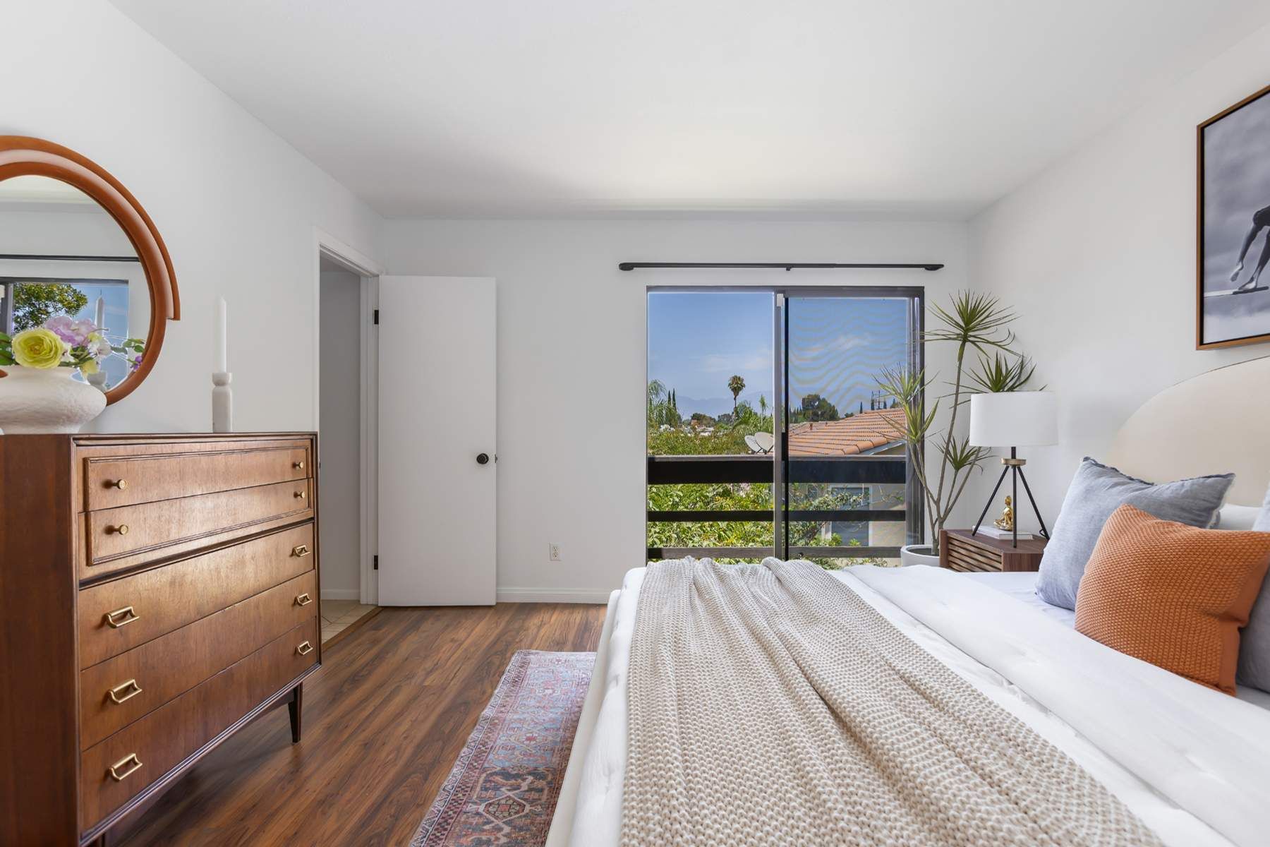  9131 Burnet Avenue, #5 - 物件實景