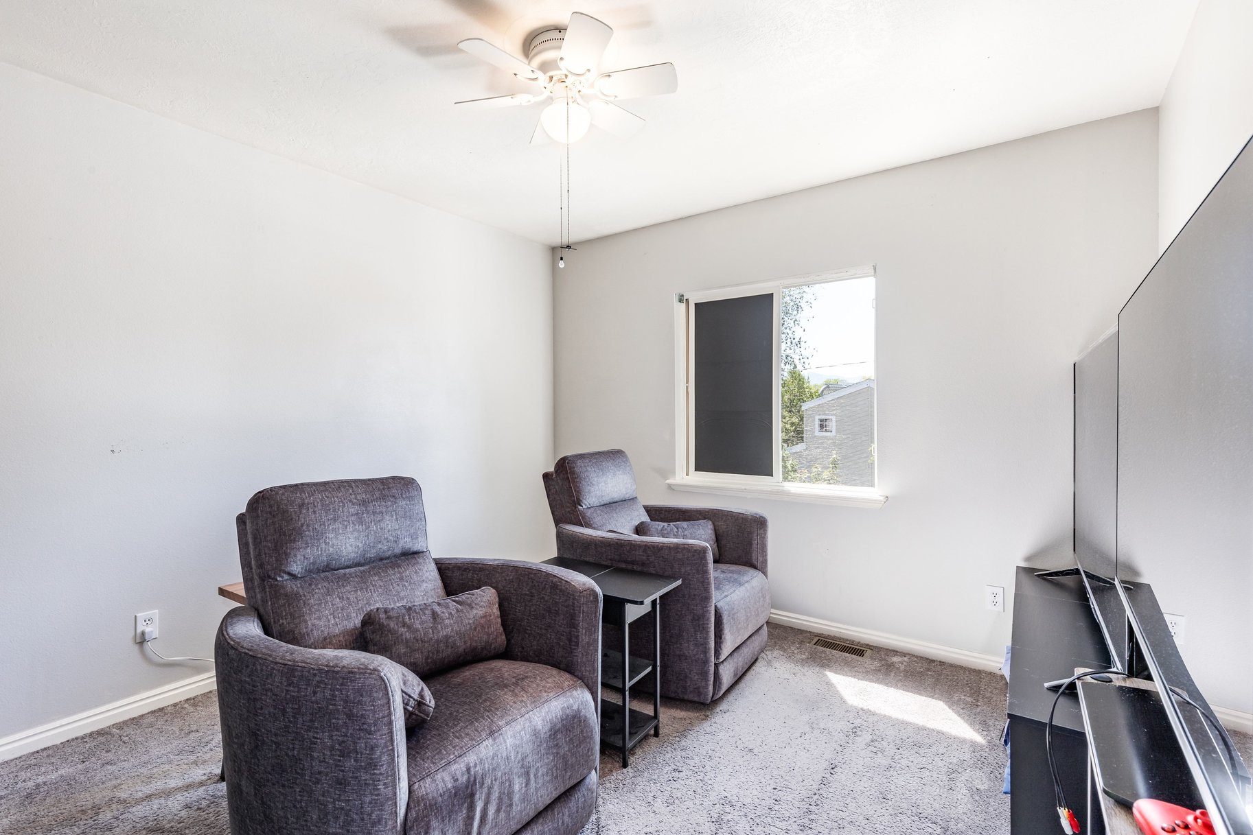  Your Perfect Townhome: Spacious Layout, Finished Basement & Relaxing Back Patio - 物件實景