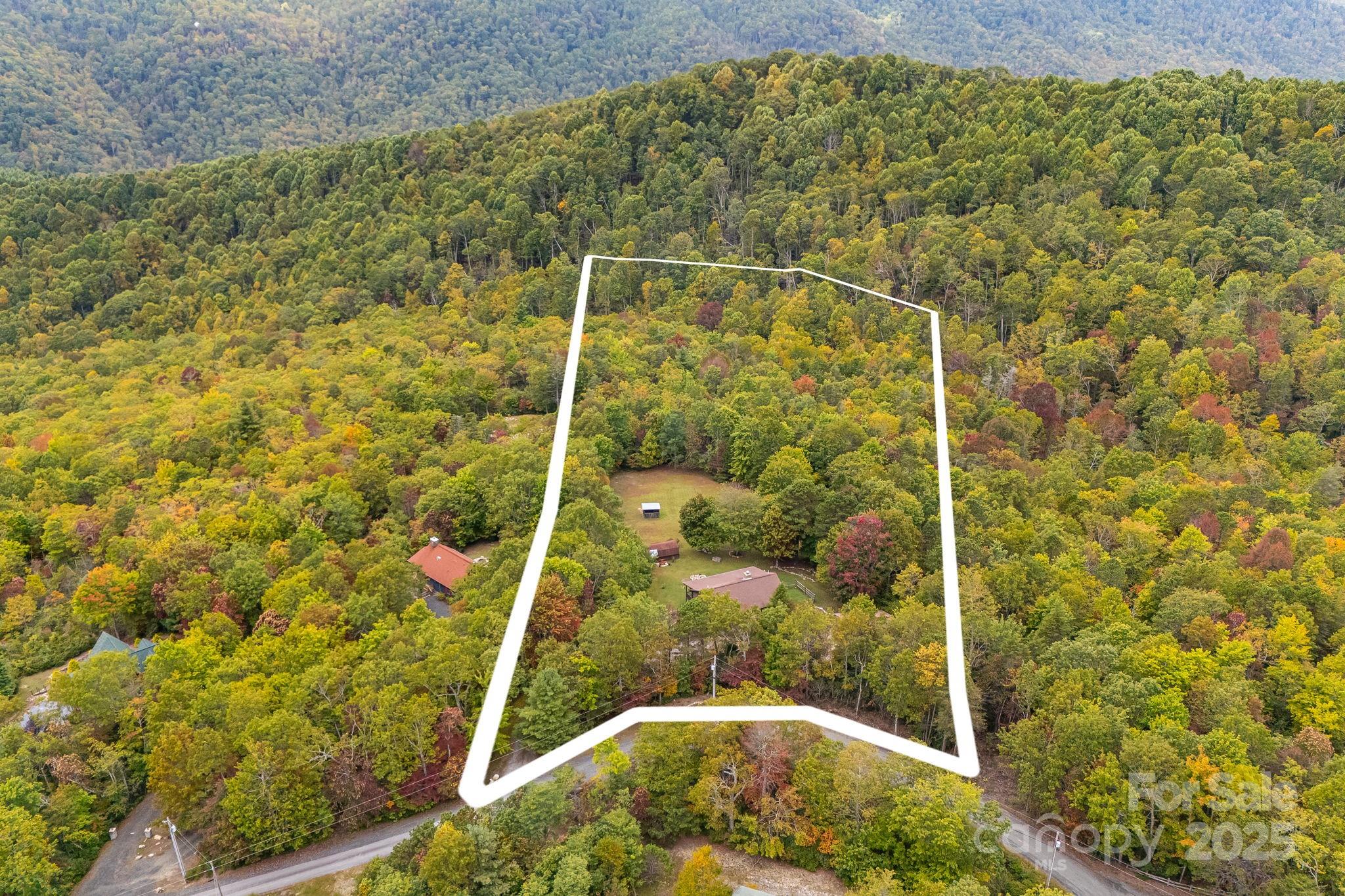 Spruce Pine, North Carolina, 28777, United States, 3 Bedrooms Bedrooms, ,3 BathroomsBathrooms,Residential,For Sale,1991683