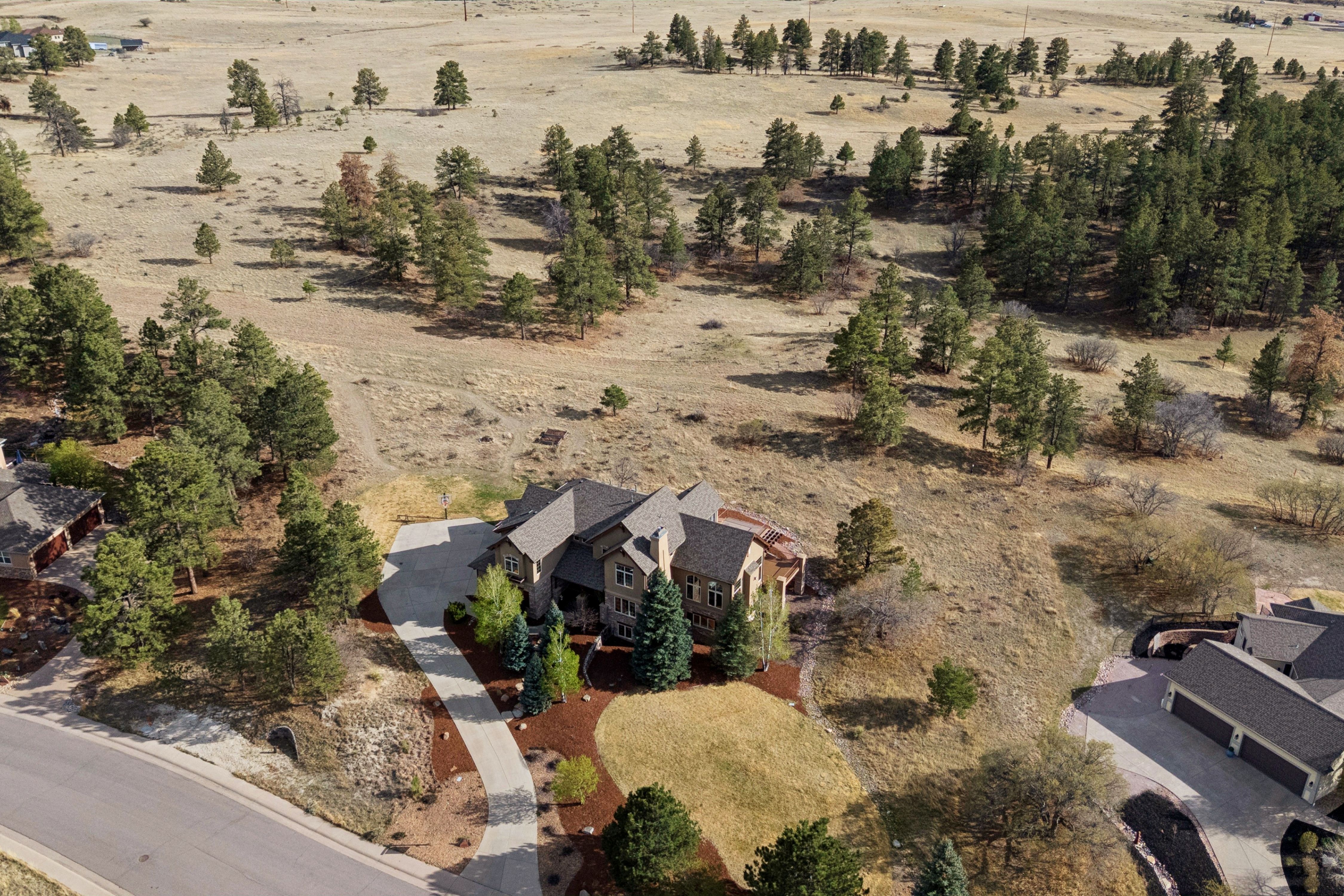  Set high on a hill in The Timbers and backing to open space - 物件實景