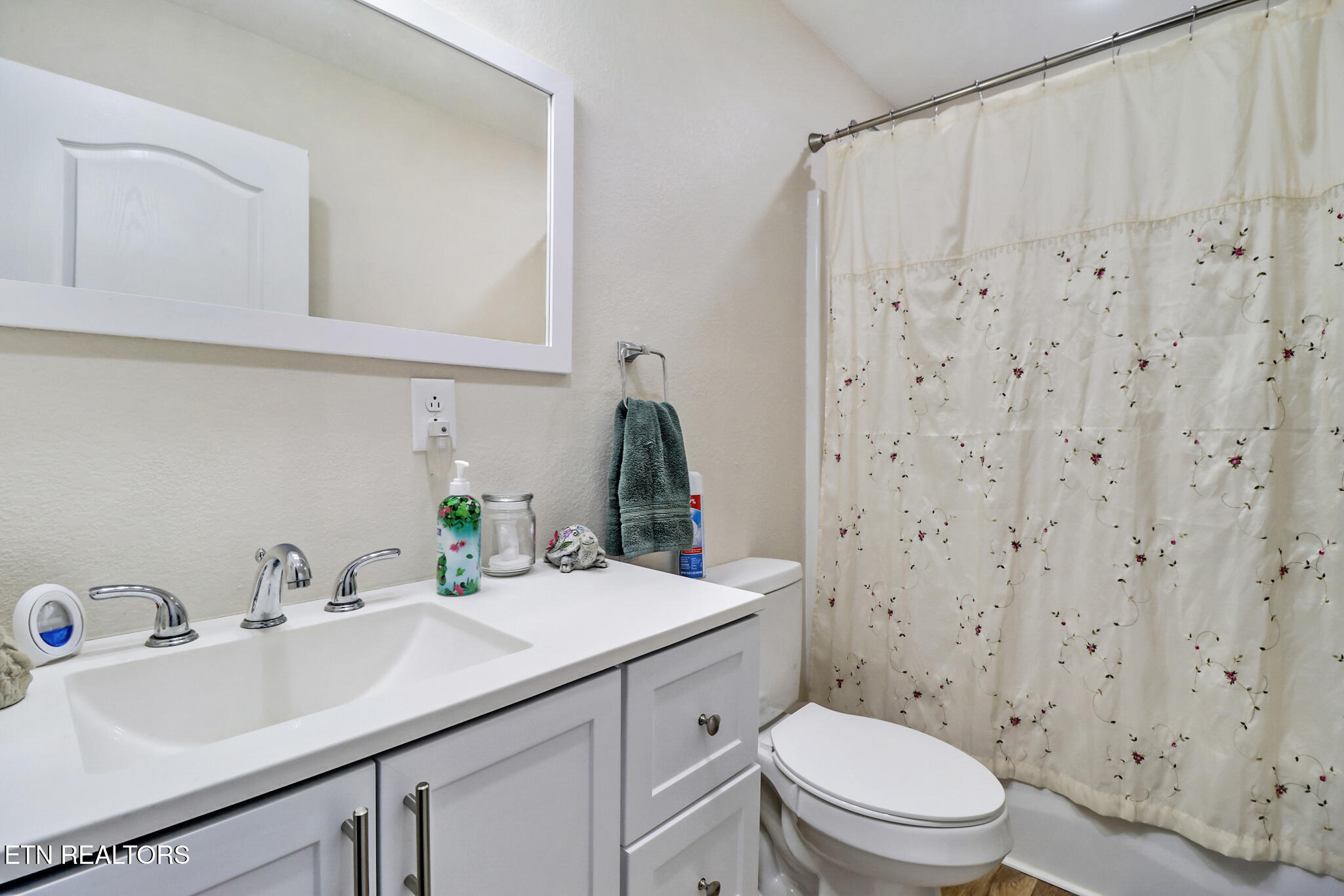 Jamestown, Tennessee, 38556, United States, 4 Bedrooms Bedrooms, ,3 BathroomsBathrooms,Residential,For Sale,2017691