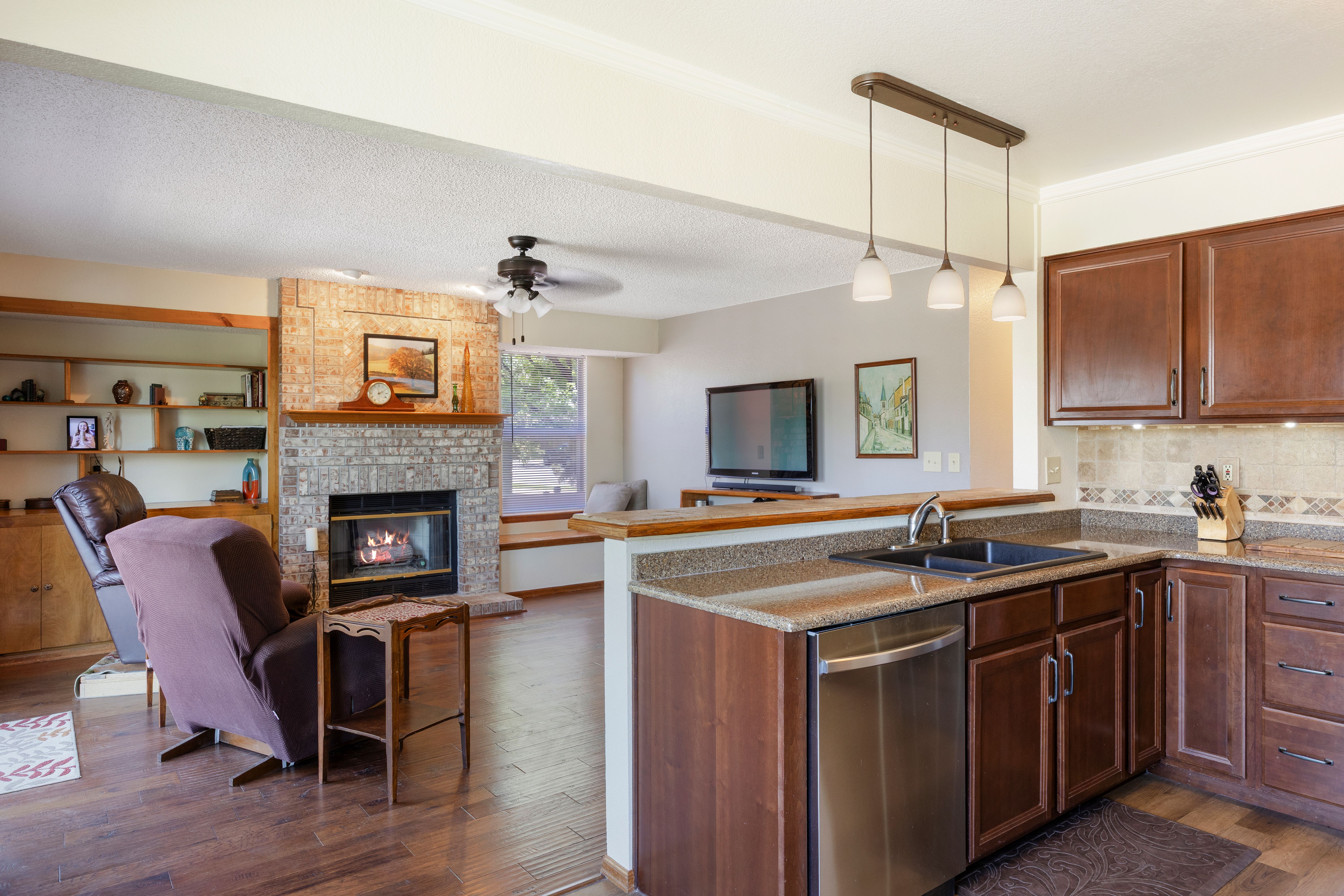 Wonderful 2 Story with finished walk-out basement. - 物件實景