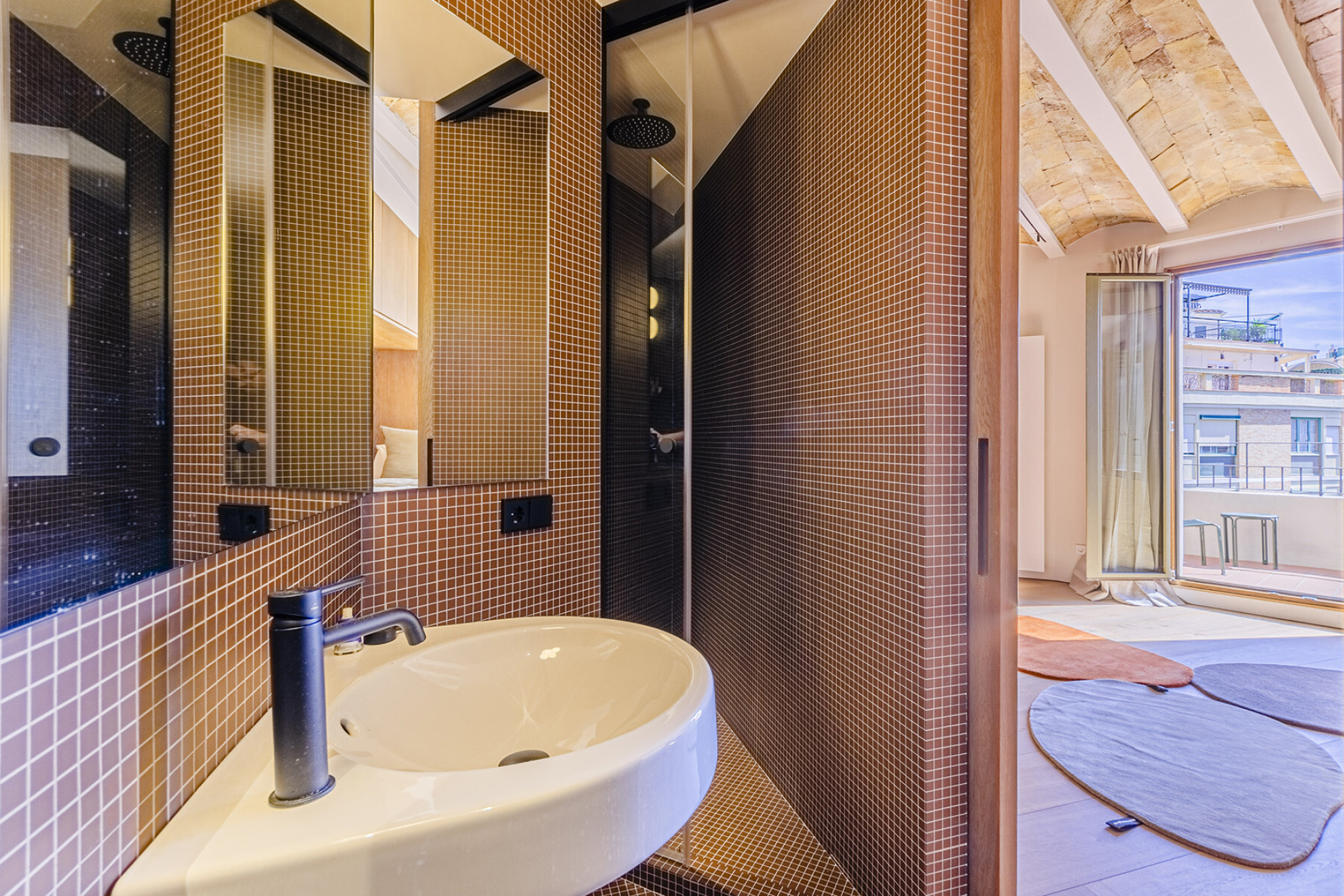  Stunning renovated property with panoramic views and abundant natural light - 物件實景