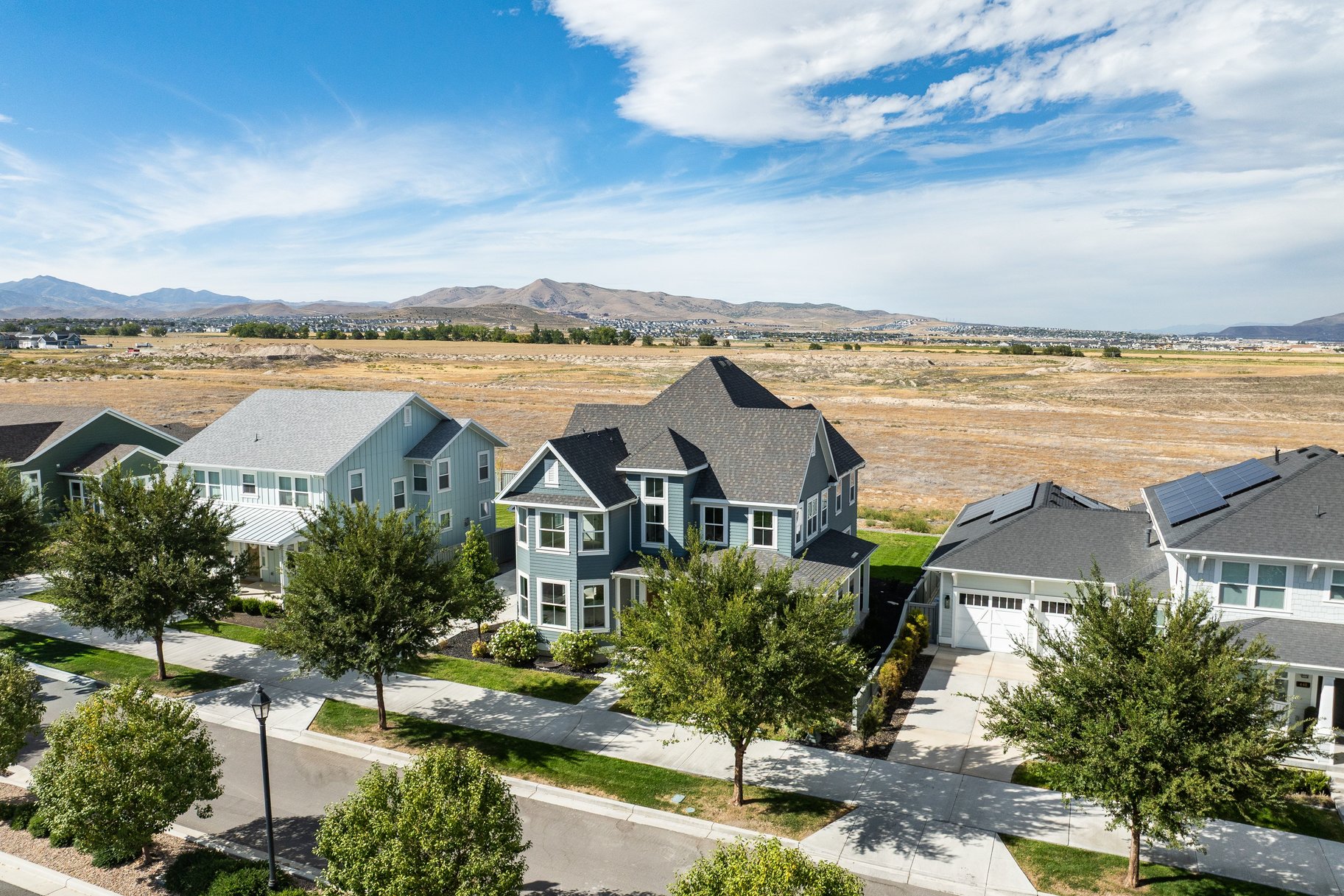  Impeccably Maintained Home with Mountain Views & Four-Car Garage - 物件實景